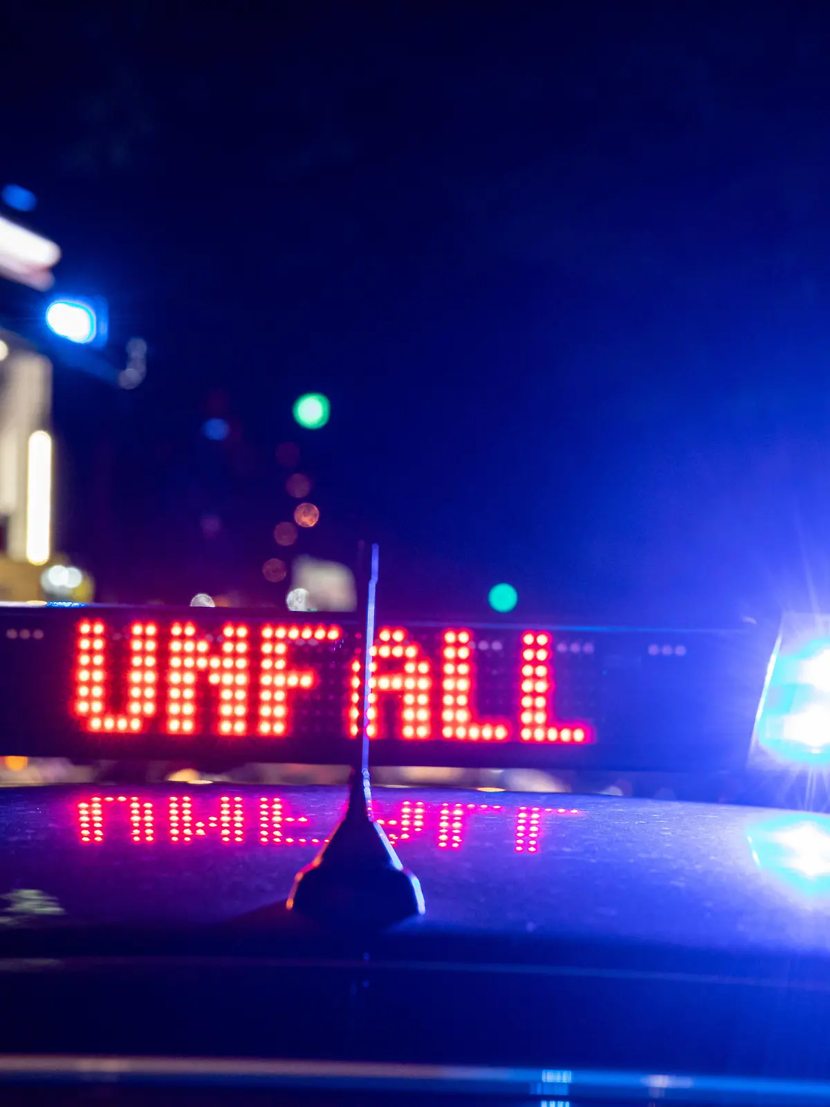 Osnabrueck, Deutschland 10. August 2021: Ein Einsatzfahrzeug, Streifenwagen der Polizei mit Blaulicht und dem Schriftzug Unfall im Display bei einem Verkehrsunfall im Einsatz. Niedersachsen *** Osnabrueck, Germany 10 August 2021 An emergency vehicle, patrol car of the police with blue light and the lettering accident in the display during a traffic accident in use Lower Saxony Copyright: xFotostandx/xReissx 