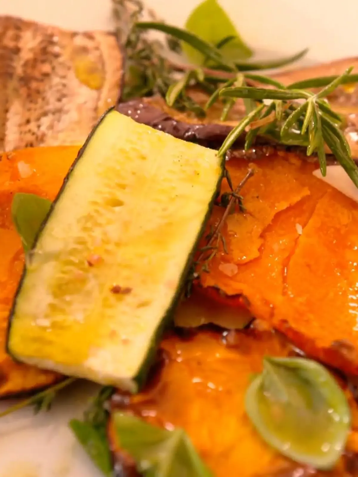 Endlich mal ein wirklich nützlicher Hack für Koch-Muffel, der wirklich hält, was er verspricht: Gemüse, Fleisch und Fisch aus dem Toaster! Mit dem kleinen Helferlein geht die Zubereitung ganz nebenbei – einfach reinstecken, Knopf runterdrücken, warten – fertig!  Glauben Sie nicht? Im Video zeigen wir Ihnen, dass es wirklich funktioniert.