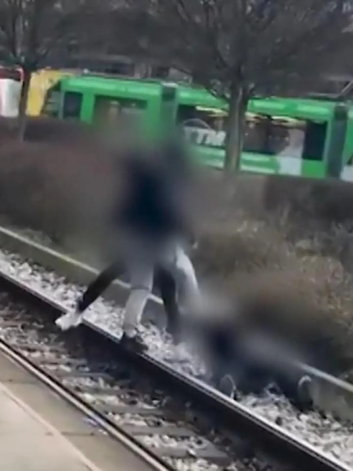Schon wieder sorgt ein Prügel-Video für Fassungslosigkeit: Zwei Teenager stoßen eine Jugendliche vom Bahnsteig, werfen sie ins Gleisbett, schlagen auf sie ein und treten gegen ihren Kopf. Die Polizei Erfurt ermittelt zu diesem Video.