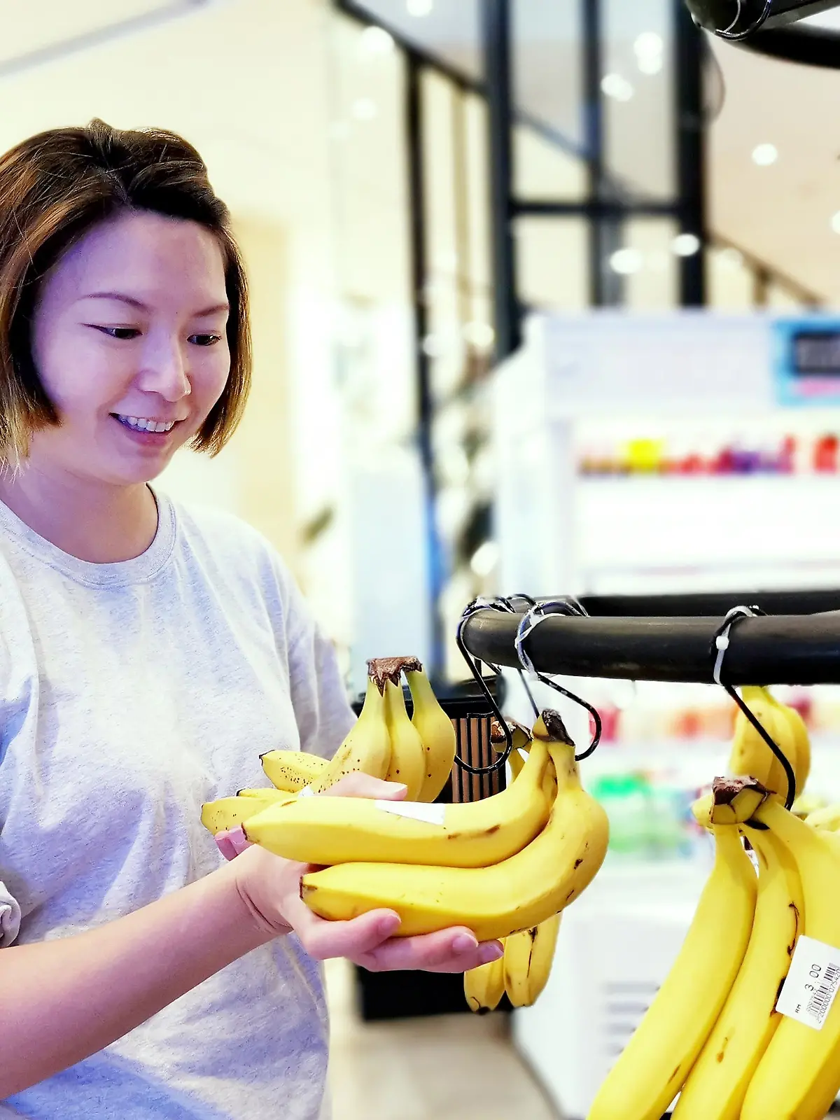 Frau kauft Bananen ein