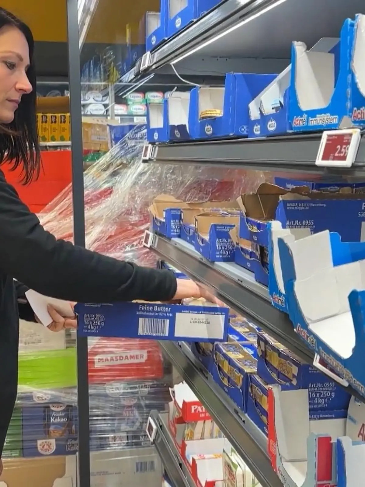Wie teuer Lebensmittel geworden sind, merken wir alle beim Einkaufen. Man zahlt wirklich viel mehr als früher. Bei Rapsöl ist es aktuell sogar so, dass der Preis im Supermarkt doppelt so hoch ist wie im Großhandel. Warum senken die Supermärkte die Preise also nicht oder nicht bei mehr Produkten? Einiges sei inzwischen günstiger geworden, heißt es von Supermarkt-Ketten gegenüber RTL. Ein Handelsexperte erklärt, worauf wir uns bei den Preisen weiter einstellen müssen.