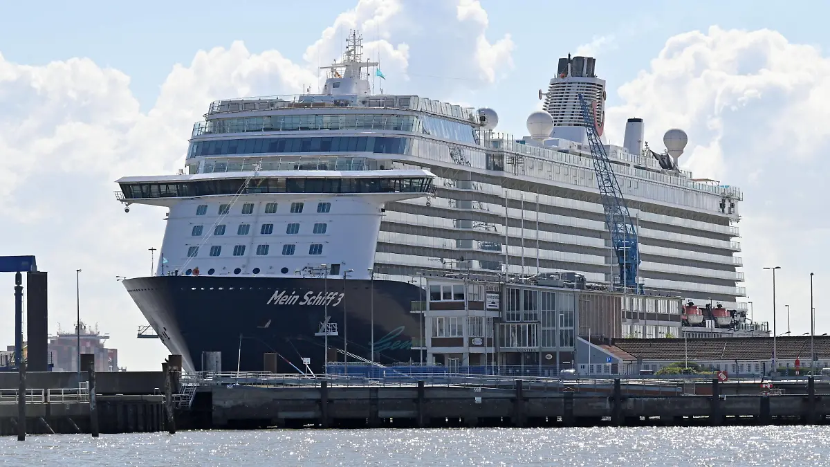 Cuxhaven, der 05.05.2020 Die 2.900 Mitglieder starke Crew der Mein Schiff 3 harrt seit mehr als vier Wochen auf dem Kreuzfahrtschiff aus. Teilweise sind die Mitarbeiter auf der Mein Schiff 3 in kleinen Kabinen ohne Fenster untergebracht, das Kreuzfahrtschiff diente als Sammeltransporter für Crews der anderen Schiffe der Hamburger Reederei TUI Cruises. Gäste sind nicht an Bord. Nach acht positiven Corona-Tests bei der Besatzung des TUI-Kreuzfahrtschiffs Mein Schiff 3 in Cuxhaven werden die negativ getesteten Crewmitglieder nun doch noch nicht auf ein Schwesterschiff gebracht. Zunächst war geplant, dass die Mein Schiff 6 heute ebenfalls in Cuxhaven anlegt und die gesunden Crew-Mitglieder aufnimmt. Corona-Quarantäne für Besatzung der Mein Schiff 3 in Cuxhaven, Cuxhaven Niedersachsen Deutschland *** Cuxhaven, the 05 05 2020 Th 