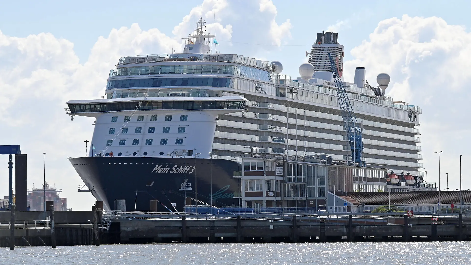 Cuxhaven, der 05.05.2020 Die 2.900 Mitglieder starke Crew der Mein Schiff 3 harrt seit mehr als vier Wochen auf dem Kreuzfahrtschiff aus. Teilweise sind die Mitarbeiter auf der Mein Schiff 3 in kleinen Kabinen ohne Fenster untergebracht, das Kreuzfahrtschiff diente als Sammeltransporter für Crews der anderen Schiffe der Hamburger Reederei TUI Cruises. Gäste sind nicht an Bord. Nach acht positiven Corona-Tests bei der Besatzung des TUI-Kreuzfahrtschiffs Mein Schiff 3 in Cuxhaven werden die negativ getesteten Crewmitglieder nun doch noch nicht auf ein Schwesterschiff gebracht. Zunächst war geplant, dass die Mein Schiff 6 heute ebenfalls in Cuxhaven anlegt und die gesunden Crew-Mitglieder aufnimmt. Corona-Quarantäne für Besatzung der Mein Schiff 3 in Cuxhaven, Cuxhaven Niedersachsen Deutschland *** Cuxhaven, the 05 05 2020 Th