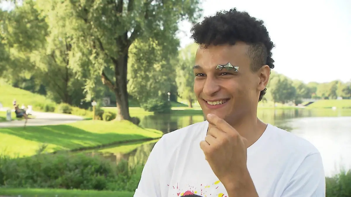 Seine Freunde erkannten Prince Damien sofort Die erste "Big Performance"-Maske ist gefallen