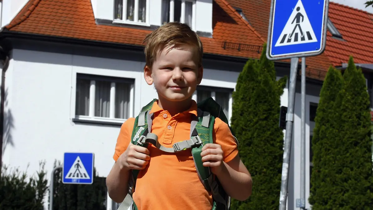 Erfurt, 14.08.2014 Henry kommt im September zur Schule in die Erste Klasse. Den Schulweg hat er vorher mit seinen Eltern oft geübt. +++ Modell Release vorhanden +++

Erfurt 14 08 2014 Henry , in September to School in the First Class the School has he before with his Parents often practiced  Model Release AVAILABLE