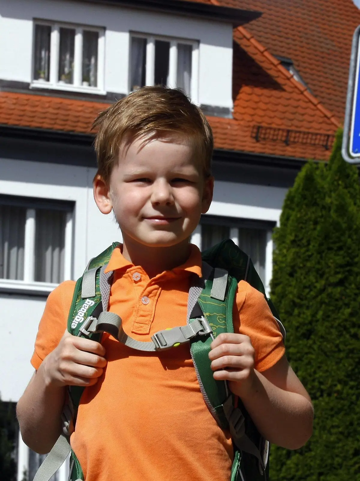 Erfurt, 14.08.2014 Henry kommt im September zur Schule in die Erste Klasse. Den Schulweg hat er vorher mit seinen Eltern oft geübt. +++ Modell Release vorhanden +++

Erfurt 14 08 2014 Henry , in September to School in the First Class the School has he before with his Parents often practiced  Model Release AVAILABLE