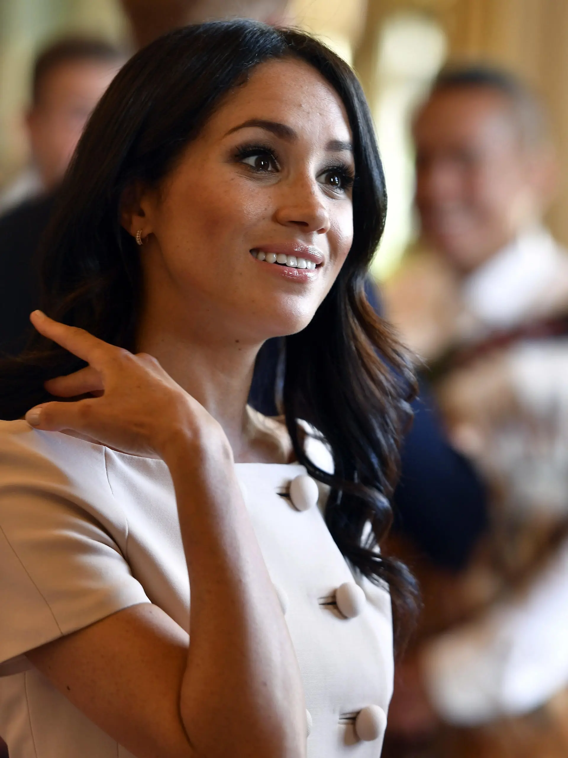 Herzogin Meghan ruft ihre Kolleginnen von "Smart Works" an und teilt den Video-Call auf Instagram. Eine versteckte Nachricht an das britische Königshaus könnte im Hintergrund von Meghans Video-Ausschnitt zu finden sein.