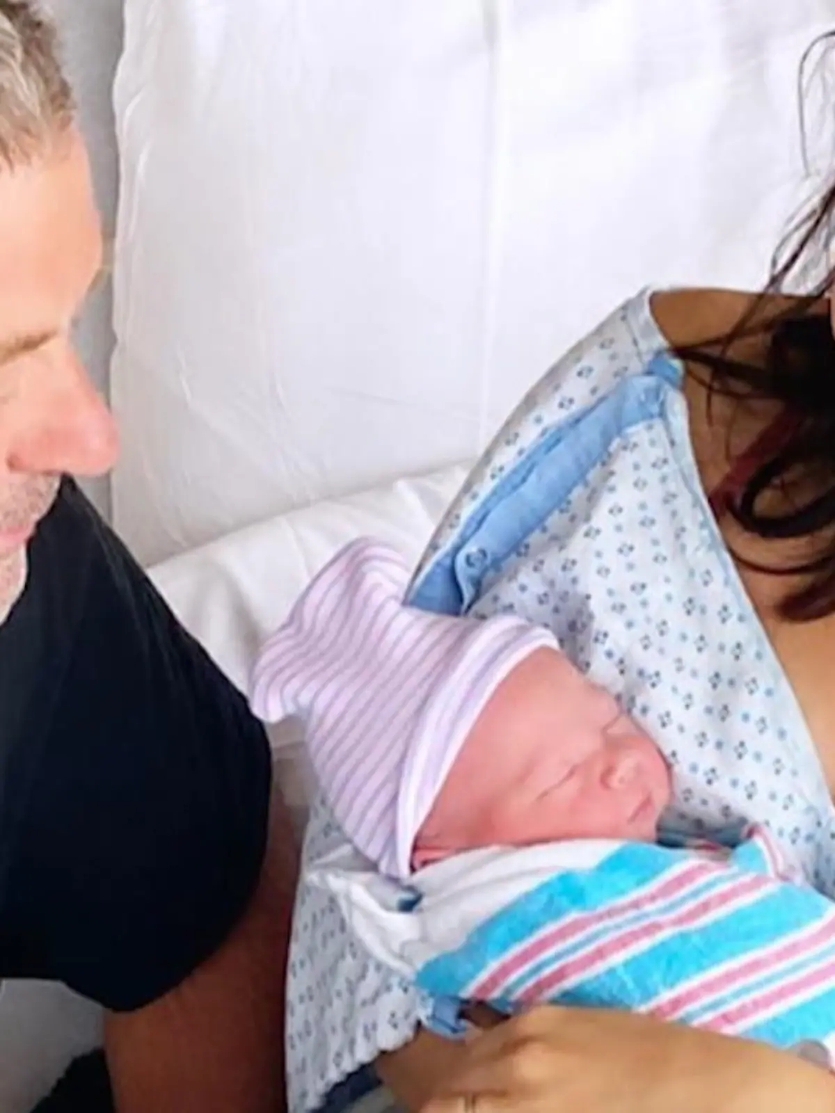 Bild zu: "Hilaria Baldwin ist wieder Mama geworden"