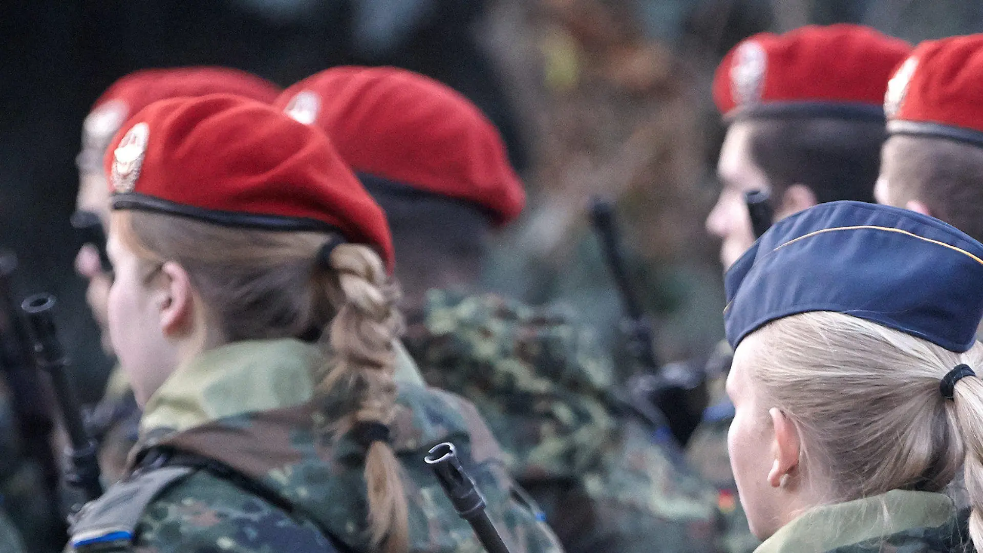 ARCHIV - Soldatinnen treten am 17.12.2013 in Diez (Rheinland-Pfalz) zur Verabschiedung von ihren Kameraden in den Auslandseinsatz an. Frauen in der Bundeswehr stehen seit 2001 alle Laufbahnen offen. Foto: Thomas Frey/dpa (zu dpa «Von der Leyen informiert sich über Personalentwicklung der Bundeswehr» vom 24.01.2014) +++(c) dpa - Bildfunk+++
