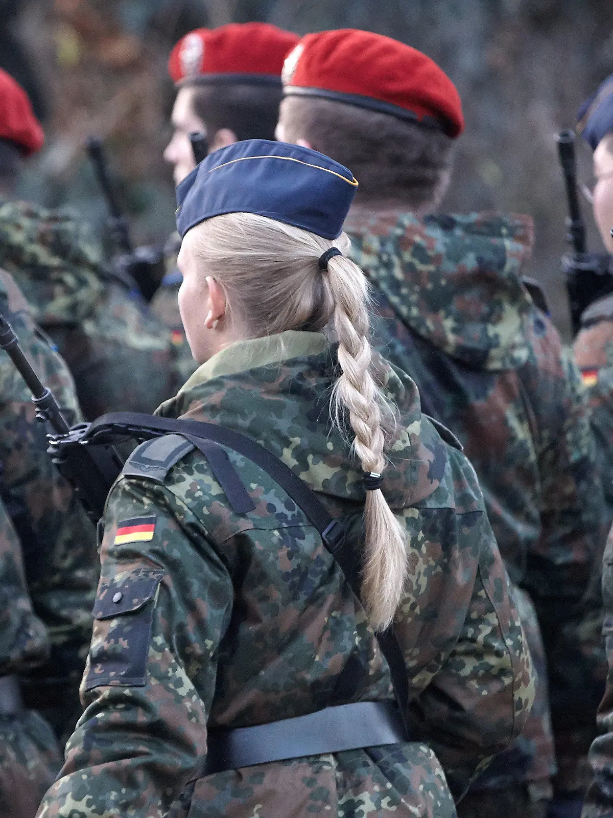 ARCHIV - Soldatinnen treten am 17.12.2013 in Diez (Rheinland-Pfalz) zur Verabschiedung von ihren Kameraden in den Auslandseinsatz an. Frauen in der Bundeswehr stehen seit 2001 alle Laufbahnen offen. Foto: Thomas Frey/dpa (zu dpa «Von der Leyen informiert sich über Personalentwicklung der Bundeswehr» vom 24.01.2014) +++(c) dpa - Bildfunk+++