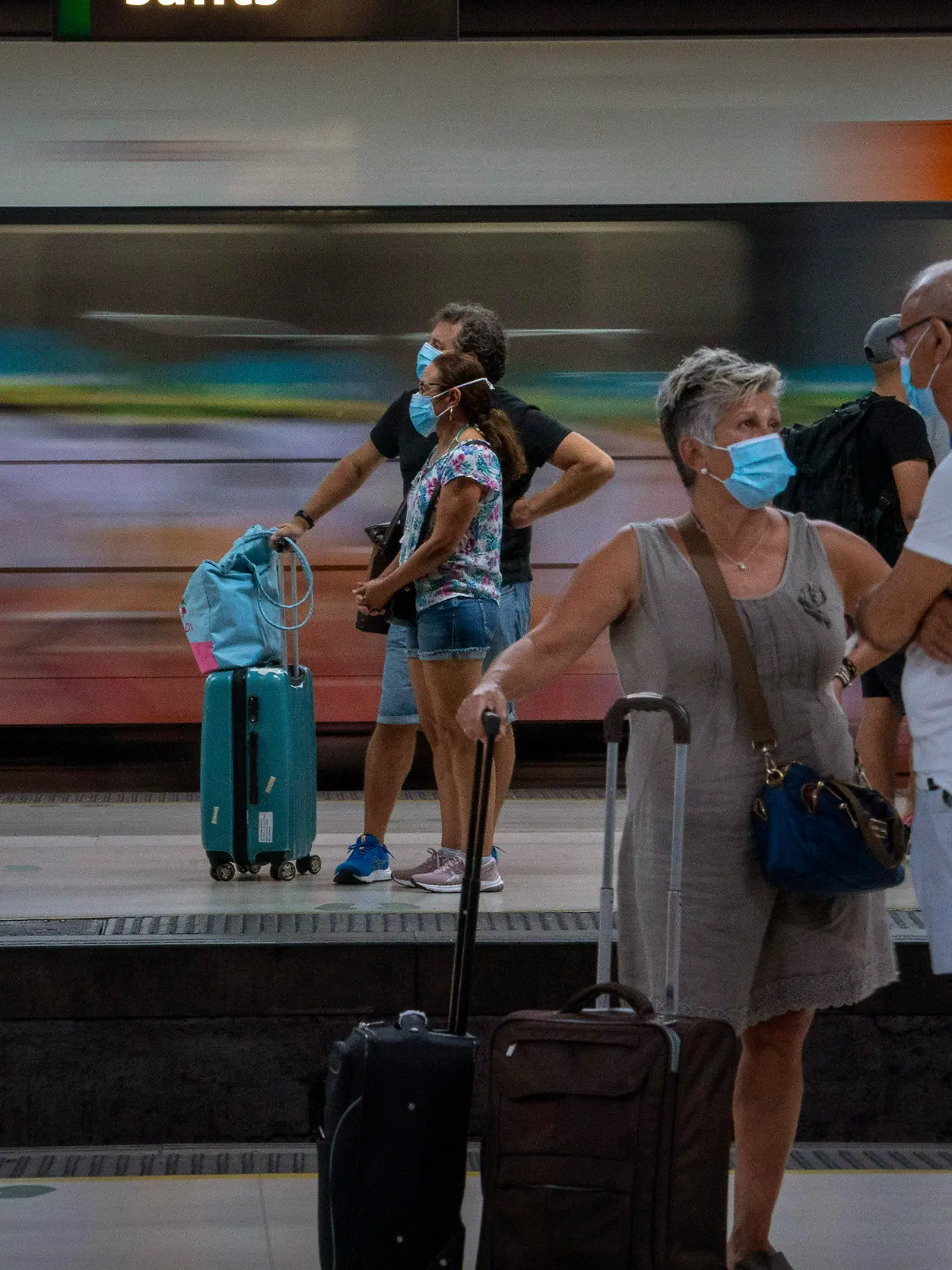 28.08.2020, Spanien, Barcelona: Fahrgäste mit Mundschutz warten am Hauptbahnhof in Barcelona auf den Zug. In Spanien sind 429 507 Menschen an Covid-19 erkrankt. Foto: Emilio Morenatti/AP/dpa +++ dpa-Bildfunk +++