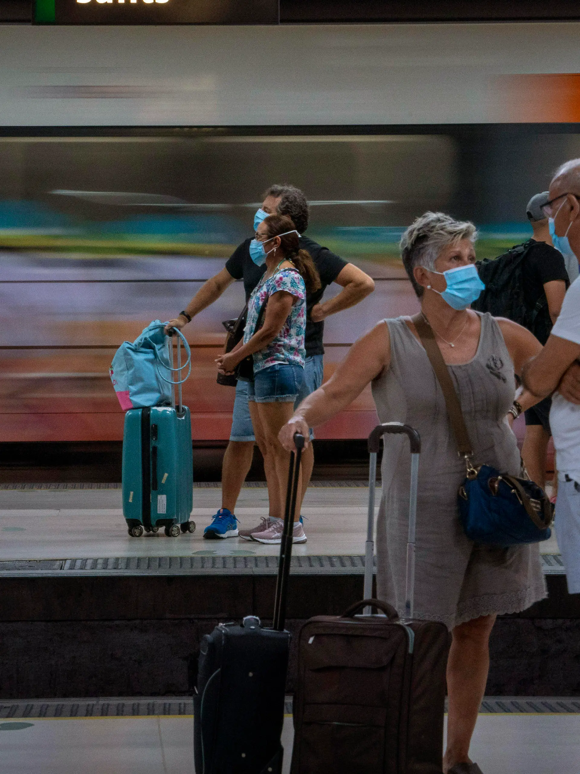 28.08.2020, Spanien, Barcelona: Fahrgäste mit Mundschutz warten am Hauptbahnhof in Barcelona auf den Zug. In Spanien sind 429 507 Menschen an Covid-19 erkrankt. Foto: Emilio Morenatti/AP/dpa +++ dpa-Bildfunk +++