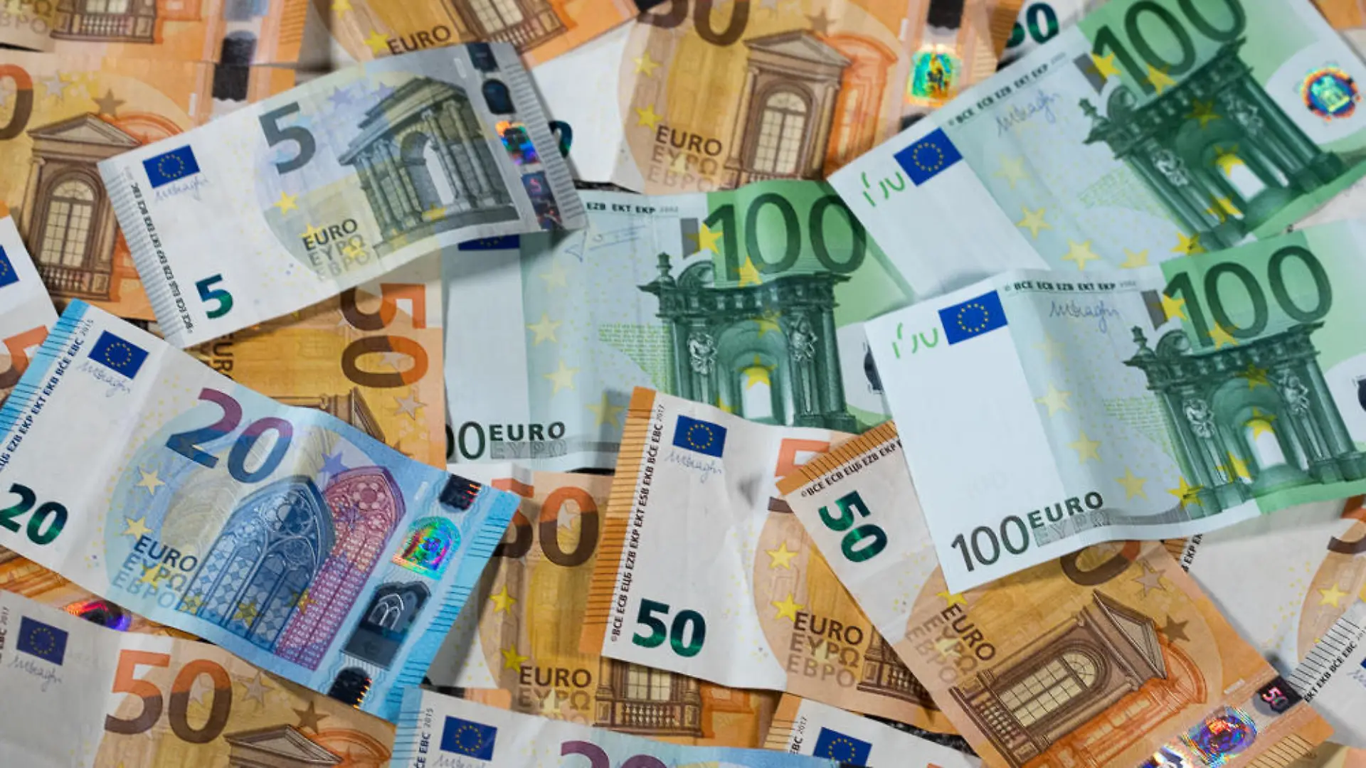 ARCHIV - 17.01.2019, Lützow: Zu sehen sind Euro-Geldscheine mit unterschiedlichen Werten. Hessens Finanzminister Schäfer (CDU) stellt am  Montag den Regierungsentwurf für den Haushalt des Landes für das Jahr 2020 vor. Foto: Jens Büttner/zb/dpa +++ dpa-Bildfunk +++