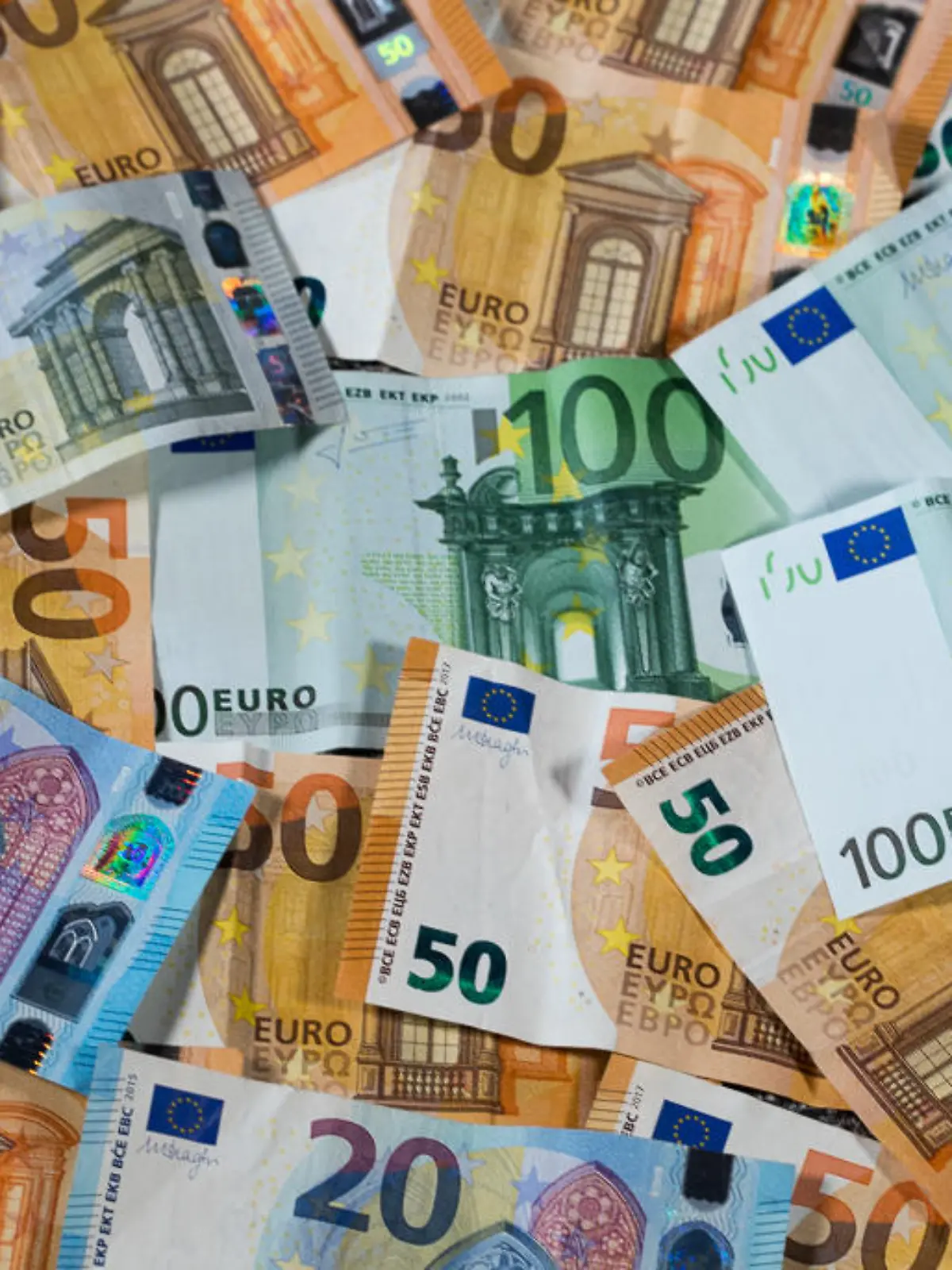 ARCHIV - 17.01.2019, Lützow: Zu sehen sind Euro-Geldscheine mit unterschiedlichen Werten. Hessens Finanzminister Schäfer (CDU) stellt am  Montag den Regierungsentwurf für den Haushalt des Landes für das Jahr 2020 vor. Foto: Jens Büttner/zb/dpa +++ dpa-Bildfunk +++