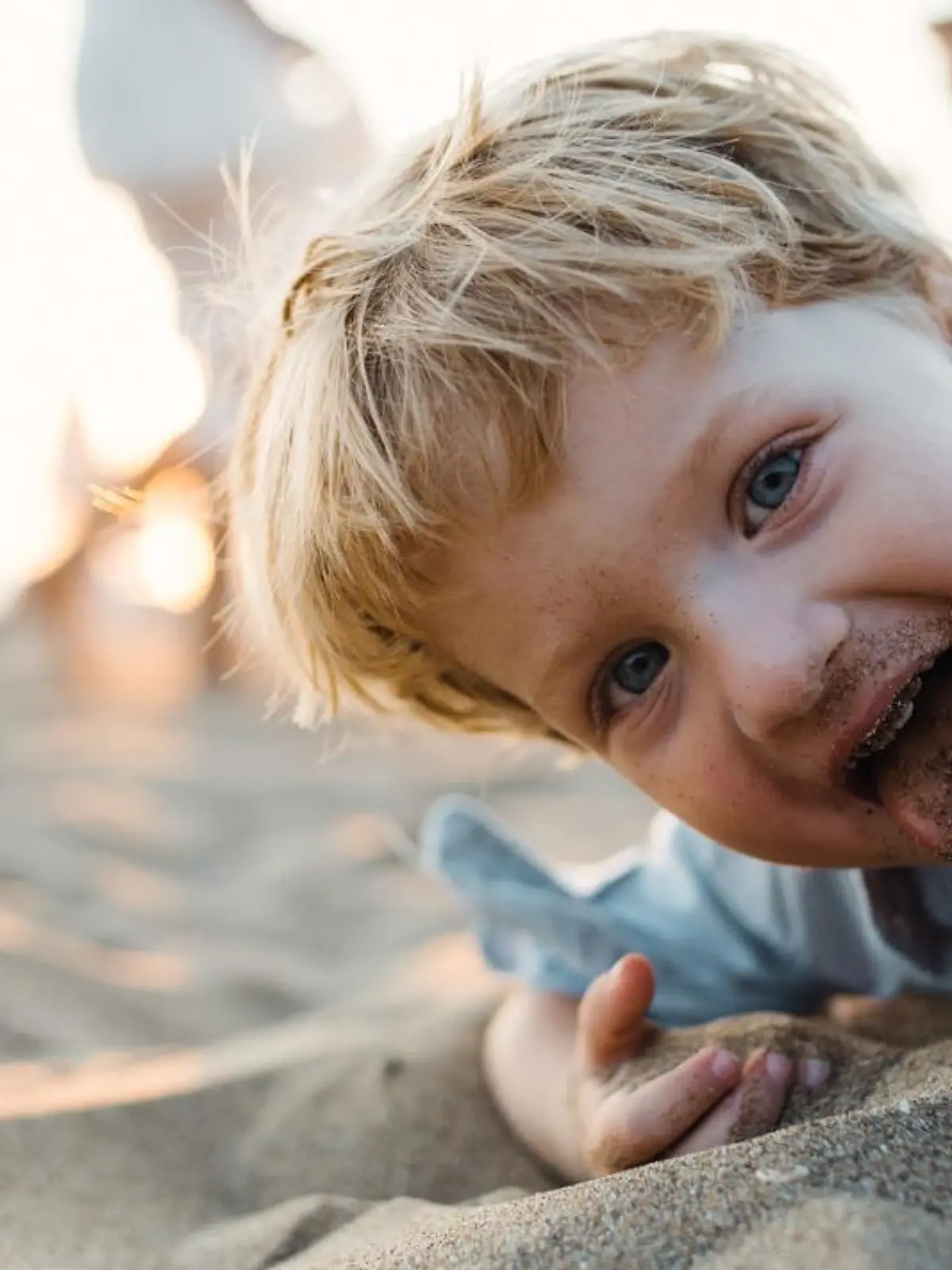 Tu nicht dies, tu nicht das – und dieses lass! Als Kind bekommt man ja so manche Regel beigebracht. Regeln, die oft die Gesundheit und das Wohlbefinden betreffen – und die teilweise schon sehr alt sind, aber sich seit Generationen hartnäckig halten. So manche alte Weisheit stimmt ja auch tatsächlich oder hat zumindest oft noch einen wahren Kern - aber viele davon sind heutzutage total veraltet. In in unserem Video schätzt Kinderarzt Dr. Felix Riepe die 5 gängigsten Gesundheits-Mythen ein.