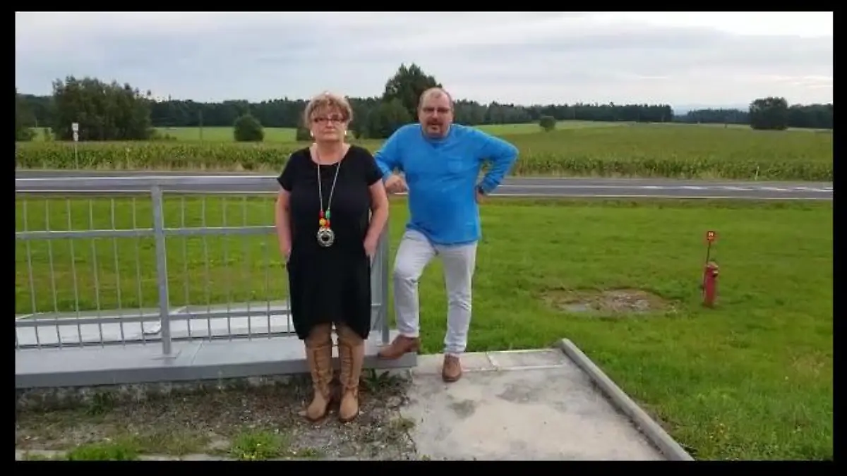 Mann und Frau stehen auf Wiese