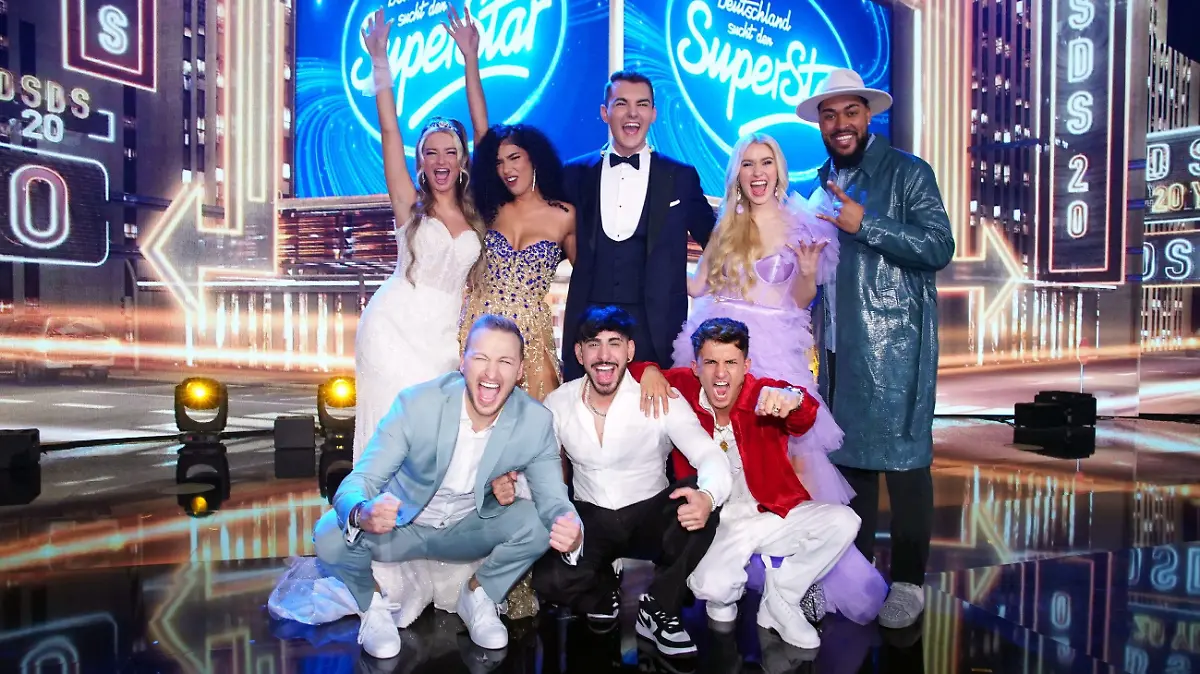 Oben v.l.: Monika Gajek, Lawa Baban, Lorent Berisha, Aileen Sager und Sem Eisinger. Unten v.l.: David Leischik, Kiyan Yousefbeik und Peris Achilleas Grigoriadis sind in der nächsten Show am 8. April 2023 wieder dabei.Die Verwendung des sendungsbezogenen Materials ist nur mit dem Hinweis und Verlinkung auf RTL+ gestattet.