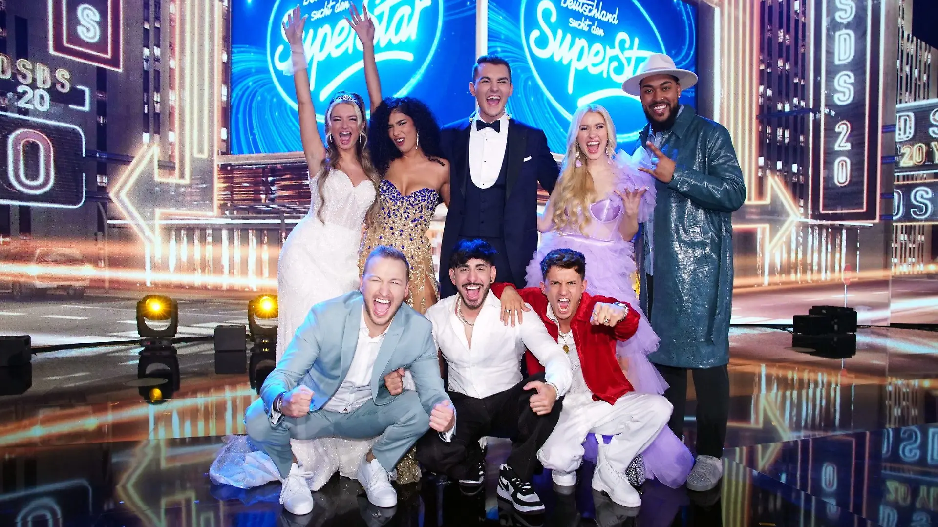 Oben v.l.: Monika Gajek, Lawa Baban, Lorent Berisha, Aileen Sager und Sem Eisinger. Unten v.l.: David Leischik, Kiyan Yousefbeik und Peris Achilleas Grigoriadis sind in der nächsten Show am 8. April 2023 wieder dabei.Die Verwendung des sendungsbezogenen Materials ist nur mit dem Hinweis und Verlinkung auf RTL+ gestattet.