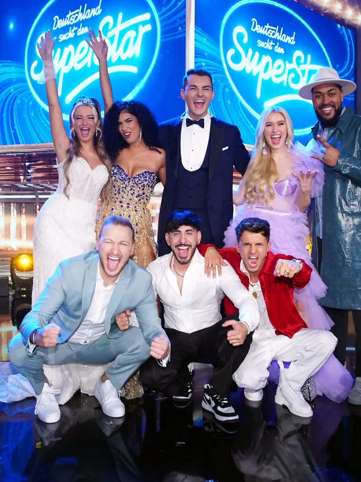 Oben v.l.: Monika Gajek, Lawa Baban, Lorent Berisha, Aileen Sager und Sem Eisinger. Unten v.l.: David Leischik, Kiyan Yousefbeik und Peris Achilleas Grigoriadis sind in der nächsten Show am 8. April 2023 wieder dabei.Die Verwendung des sendungsbezogenen Materials ist nur mit dem Hinweis und Verlinkung auf RTL+ gestattet.