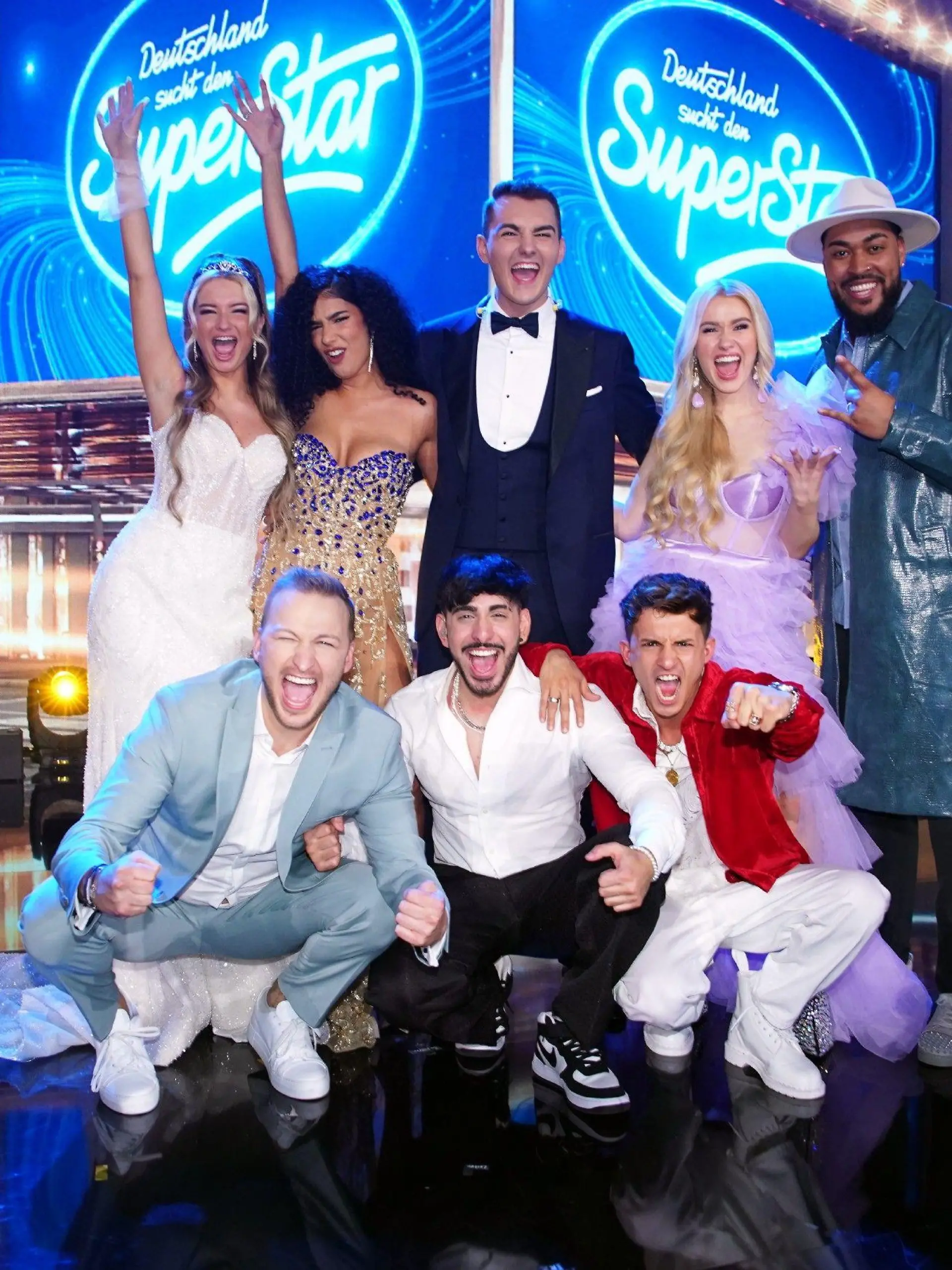 Oben v.l.: Monika Gajek, Lawa Baban, Lorent Berisha, Aileen Sager und Sem Eisinger. Unten v.l.: David Leischik, Kiyan Yousefbeik und Peris Achilleas Grigoriadis sind in der nächsten Show am 8. April 2023 wieder dabei.Die Verwendung des sendungsbezogenen Materials ist nur mit dem Hinweis und Verlinkung auf RTL+ gestattet.