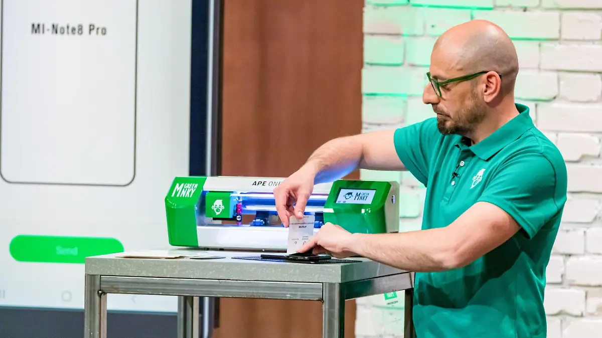 Gründer Ziya Orhan mit dem Green MNKY System