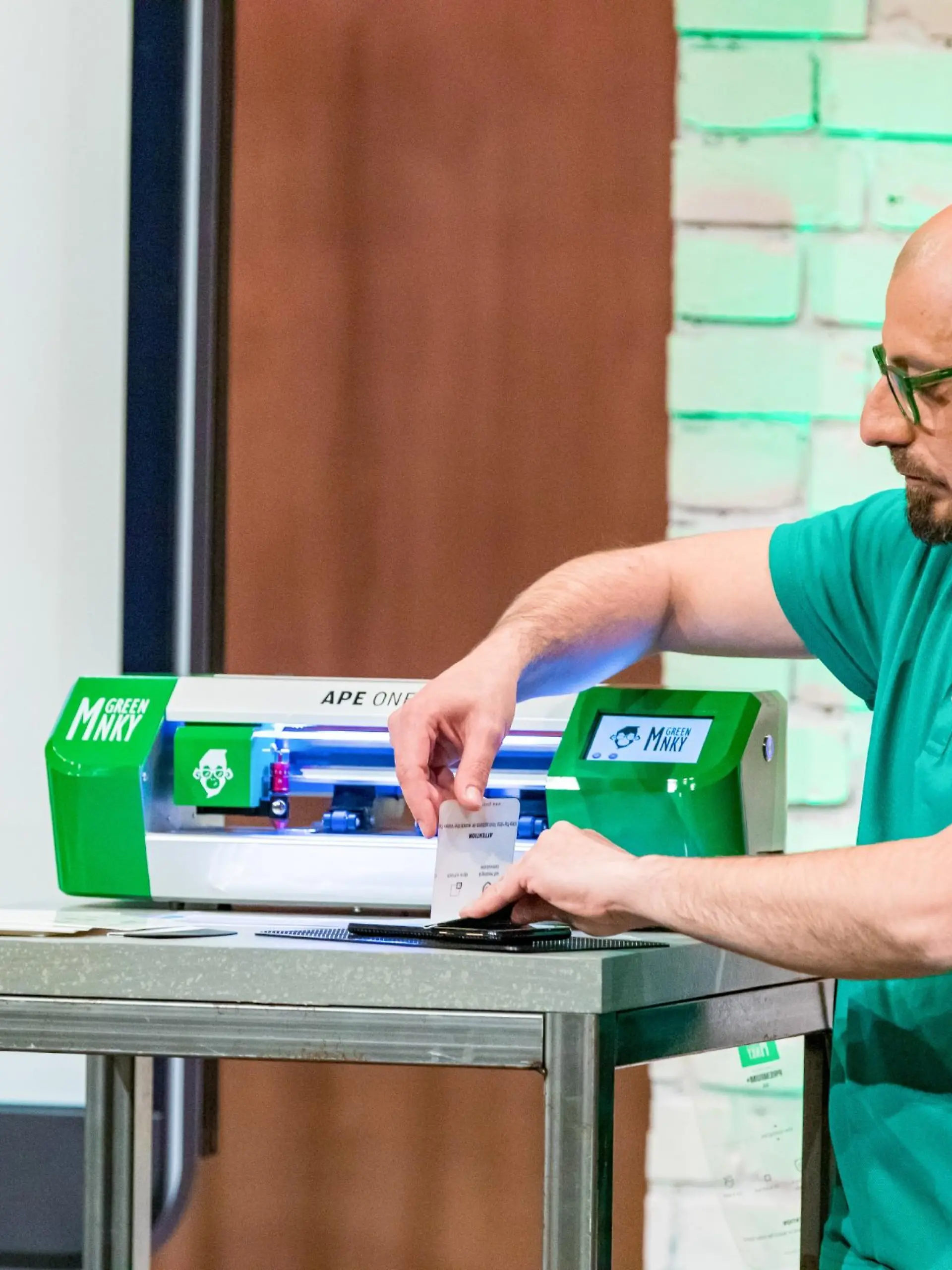 Gründer Ziya Orhan mit dem Green MNKY System