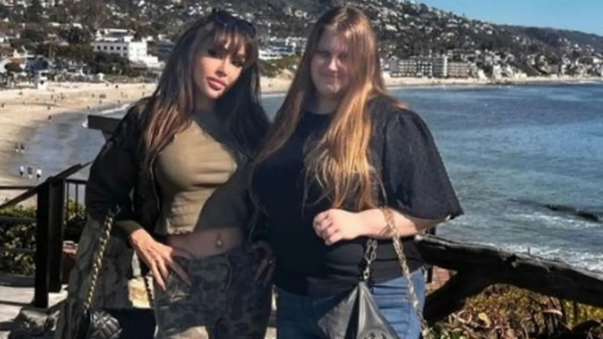 Dr. Fia Johansson (l.) mit Julia W. - letztere glaubt, Maddie McCann zu sein.