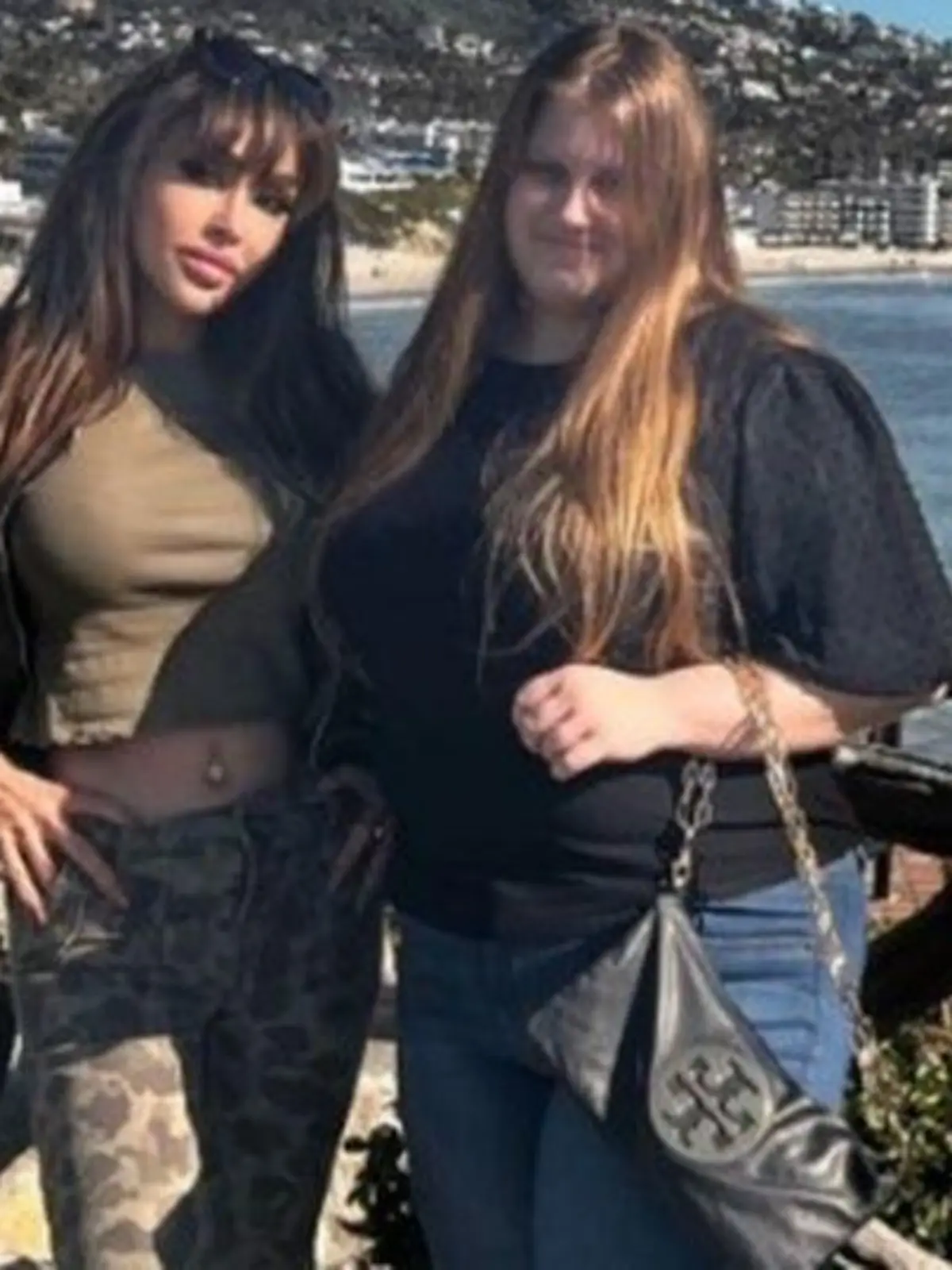 Dr. Fia Johansson (l.) mit Julia W. - letztere glaubt, Maddie McCann zu sein.