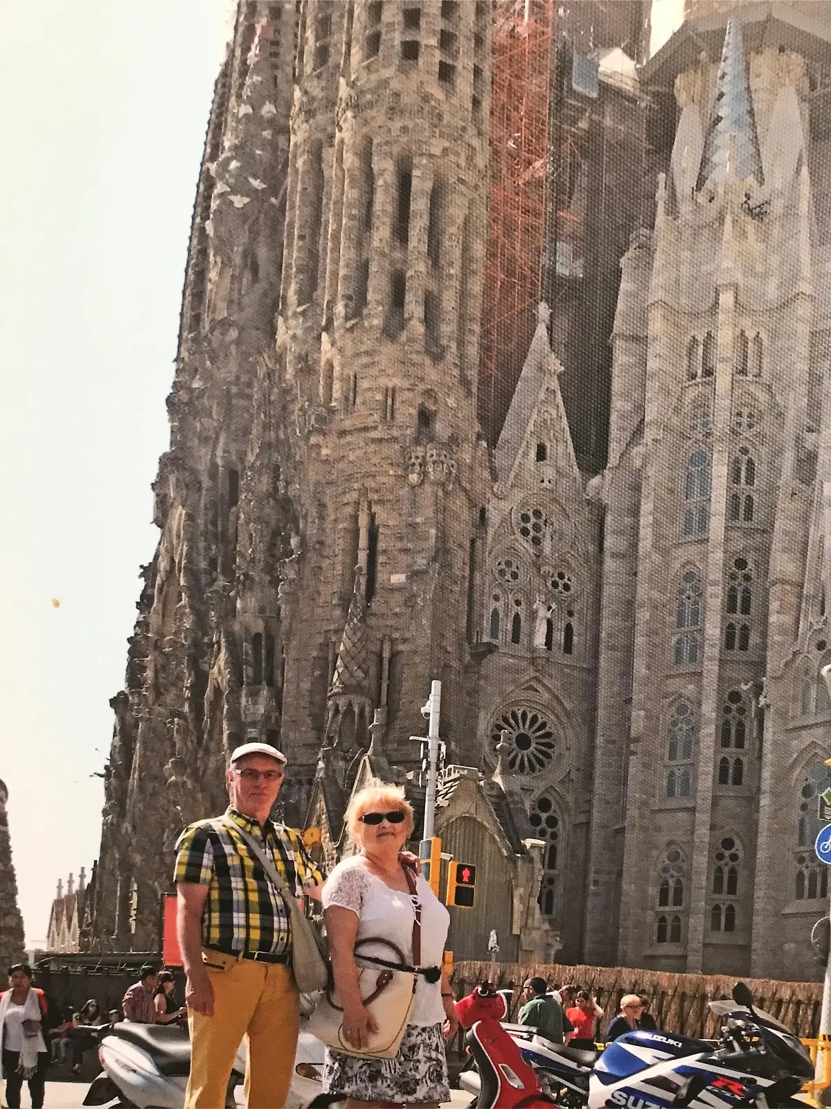 Älteres Ehepaar steht vor Kathedrale
