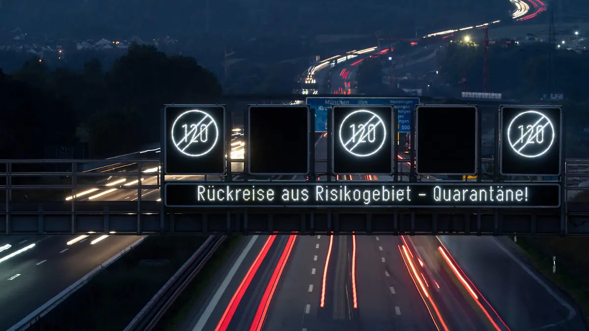 21.08.2020, Baden-Württemberg, Köngen: Eine Anzeige auf der A8 hat die Aufschrift "Rückreise aus Risikogebiet - Quarantäne". Zum Ende der Urlaubssaison in zahlreichen Bundesländern nehmen seit Tagen die Corona-Fälle zu. Weil auch in den Urlaubsländern die Zahlen steigen, müssen sich etliche Urlauber nach der Rückkehr testen lassen. Foto: Marijan Murat/dpa +++ dpa-Bildfunk +++