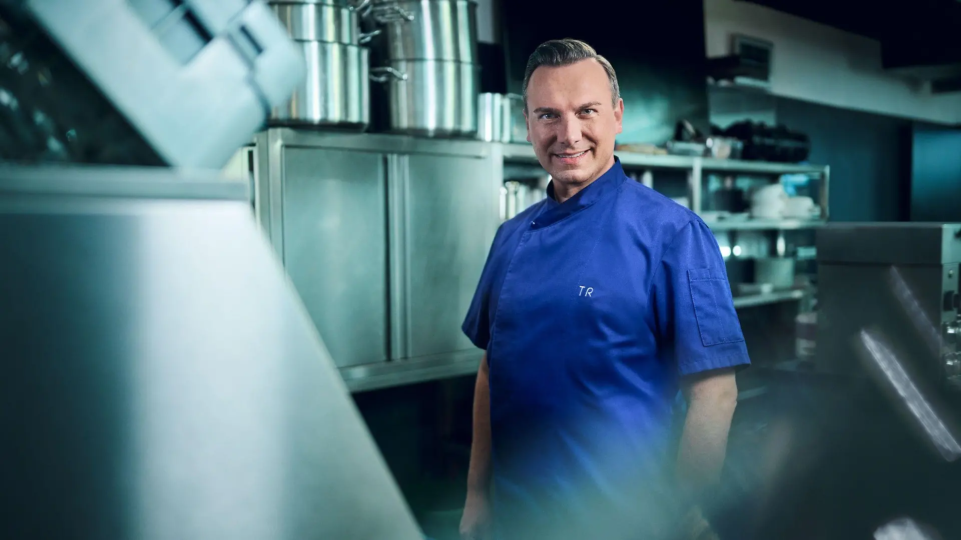 Spitzenkoch Tim Raue
Die Verwendung des sendungsbezogenen Materials ist nur mit dem Hinweis und Verlinkung auf RTL+ gestattet.