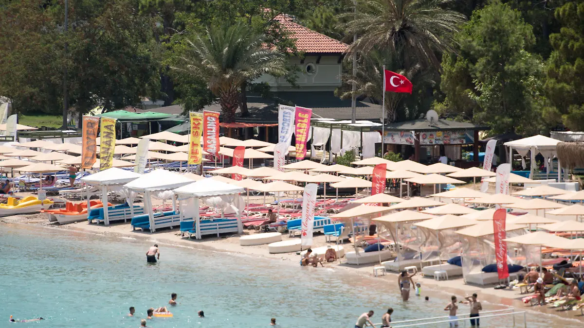 Nur wenige Touristen sind am 20.07.2016 an einem Badestrand in Kemer, Türkei, zu sehen. Foto: Marius Becker/dpa (zu dpa-Reportage "Der Konflikt, die Touristen - Weit weg vom türkischen Traumurlaub" vom 21.07.2016) +++(c) dpa - Bildfunk+++