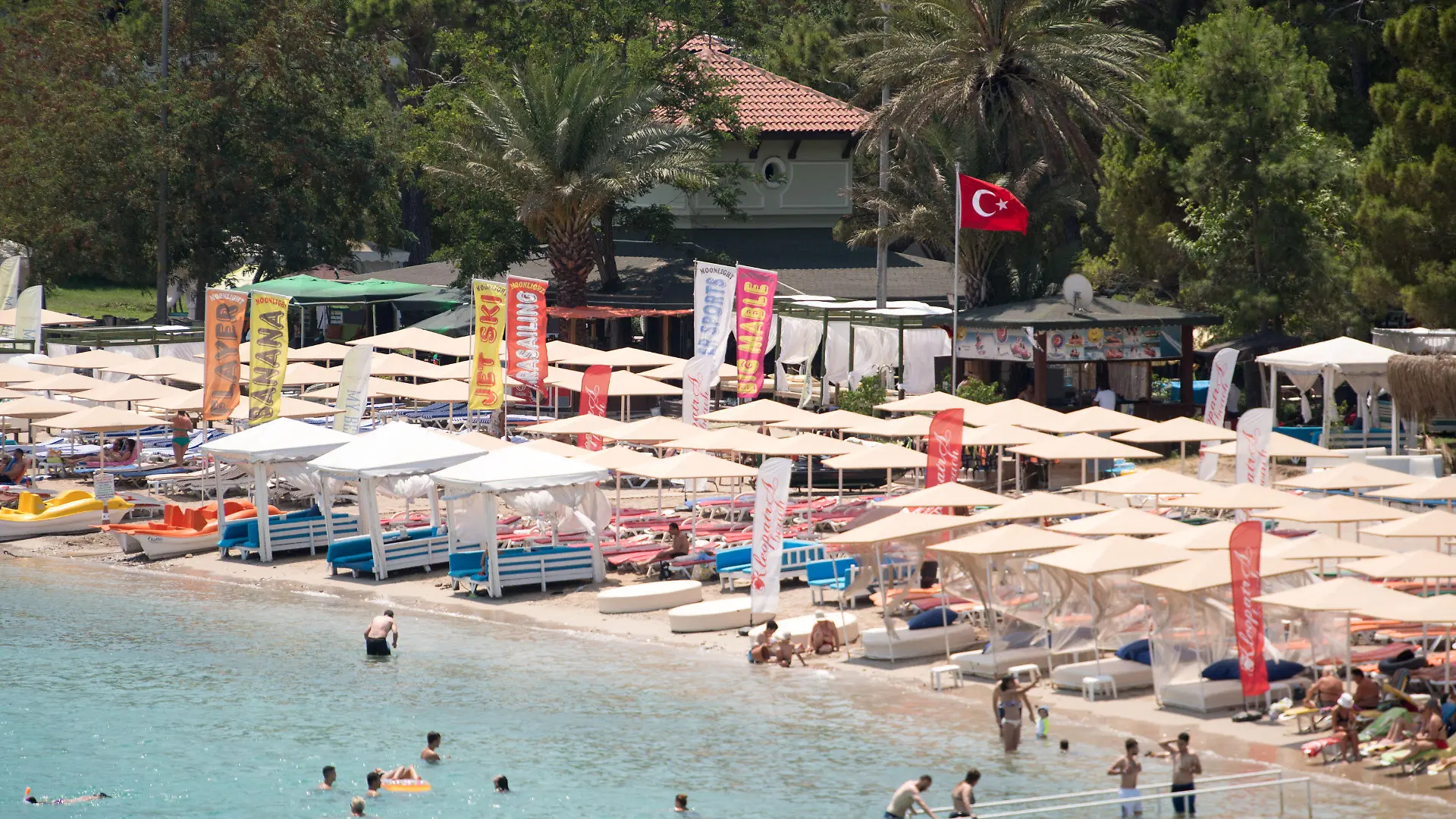 Nur wenige Touristen sind am 20.07.2016 an einem Badestrand in Kemer, Türkei, zu sehen. Foto: Marius Becker/dpa (zu dpa-Reportage "Der Konflikt, die Touristen - Weit weg vom türkischen Traumurlaub" vom 21.07.2016) +++(c) dpa - Bildfunk+++