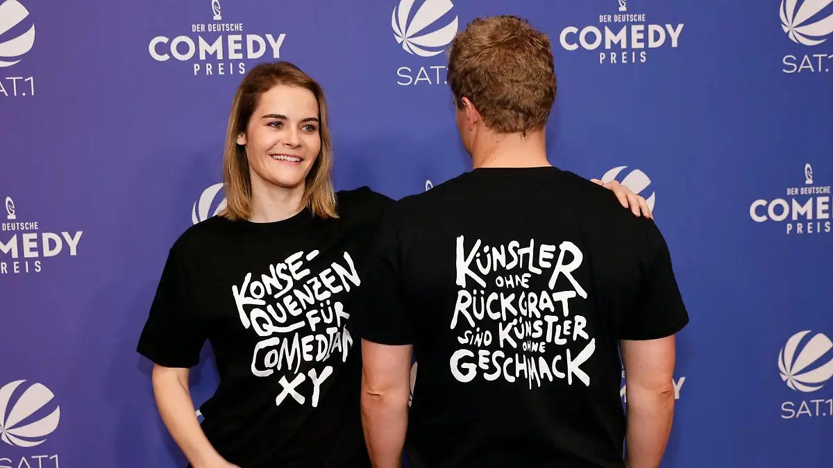 Hazel Brugger und ihr Mann 2021 beim Comedypreis