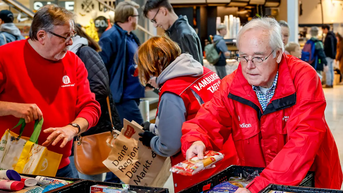 ARCHIV - 27.10.2022, Hamburg: Mitarbeiter der Hamburger Tafel sortieren im Einkaufszentrum Europa Passage gespendete Lebensmittel. Die Spendenaktion für die Hamburger Tafel in drei Einkaufszentren findet wieder am 24. November statt. Zwei Aktionen im September und Oktober gab es bereits - laut Vorstandsmitglied Julia Bauer waren sie ein großer Erfolg. (zu dpa: «Hamburger Tafel: Spendenaktion in Einkaufszentren ist ein Erfolg») Foto: Axel Heimken/dpa +++ dpa-Bildfunk +++