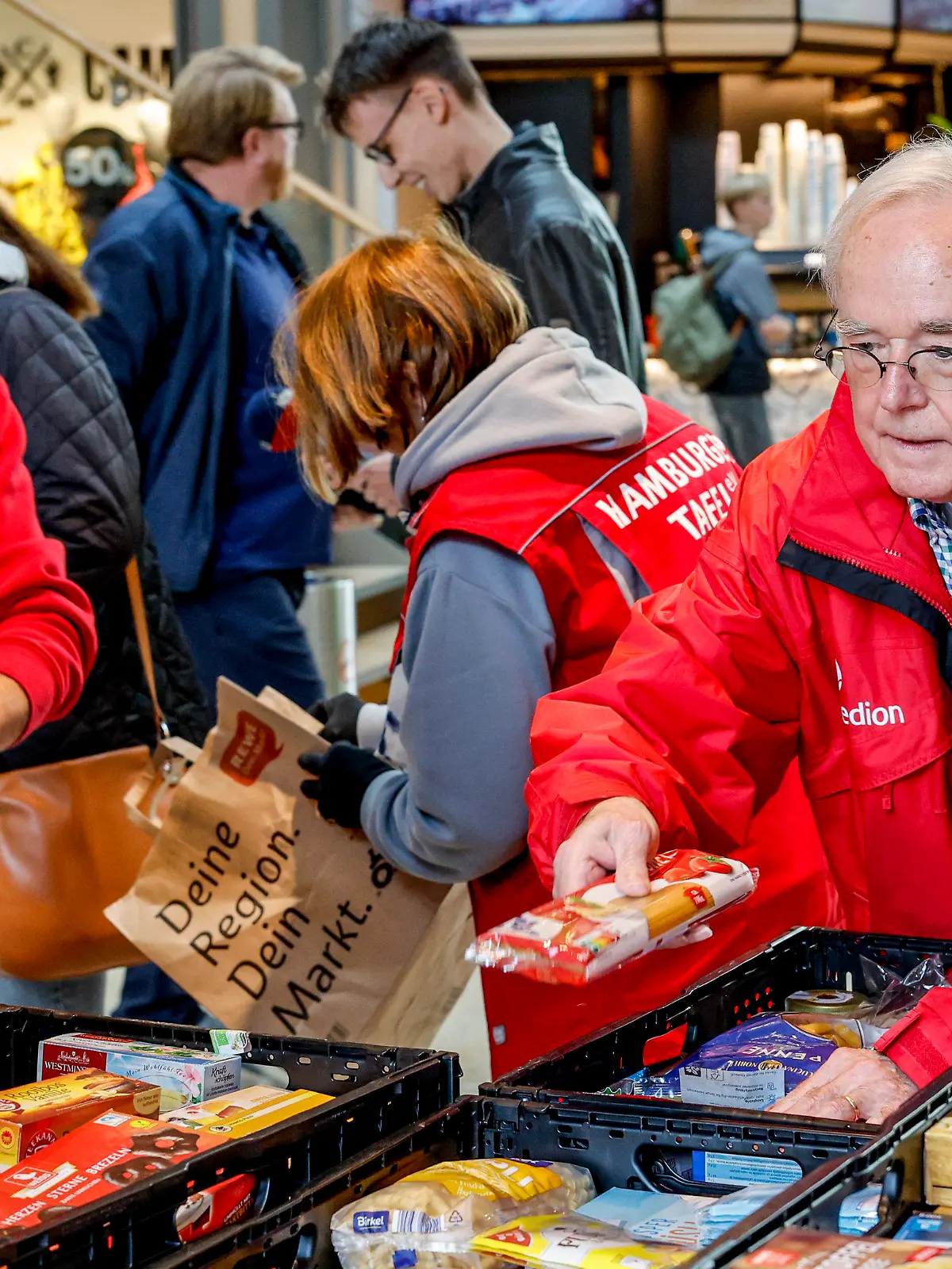 ARCHIV - 27.10.2022, Hamburg: Mitarbeiter der Hamburger Tafel sortieren im Einkaufszentrum Europa Passage gespendete Lebensmittel. Die Spendenaktion für die Hamburger Tafel in drei Einkaufszentren findet wieder am 24. November statt. Zwei Aktionen im September und Oktober gab es bereits - laut Vorstandsmitglied Julia Bauer waren sie ein großer Erfolg. (zu dpa: «Hamburger Tafel: Spendenaktion in Einkaufszentren ist ein Erfolg») Foto: Axel Heimken/dpa +++ dpa-Bildfunk +++