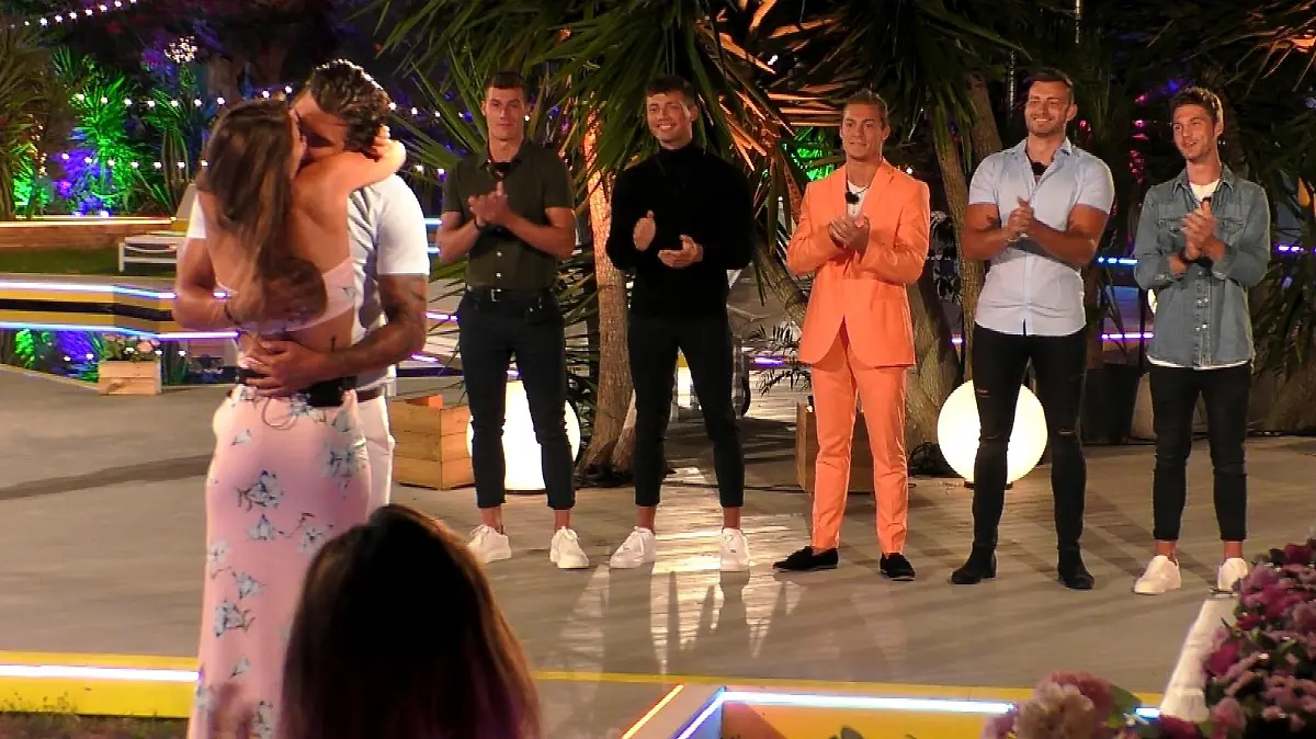 Bei der Paarungszeremonie gibt's den ersten Kuss von Melina und Tim