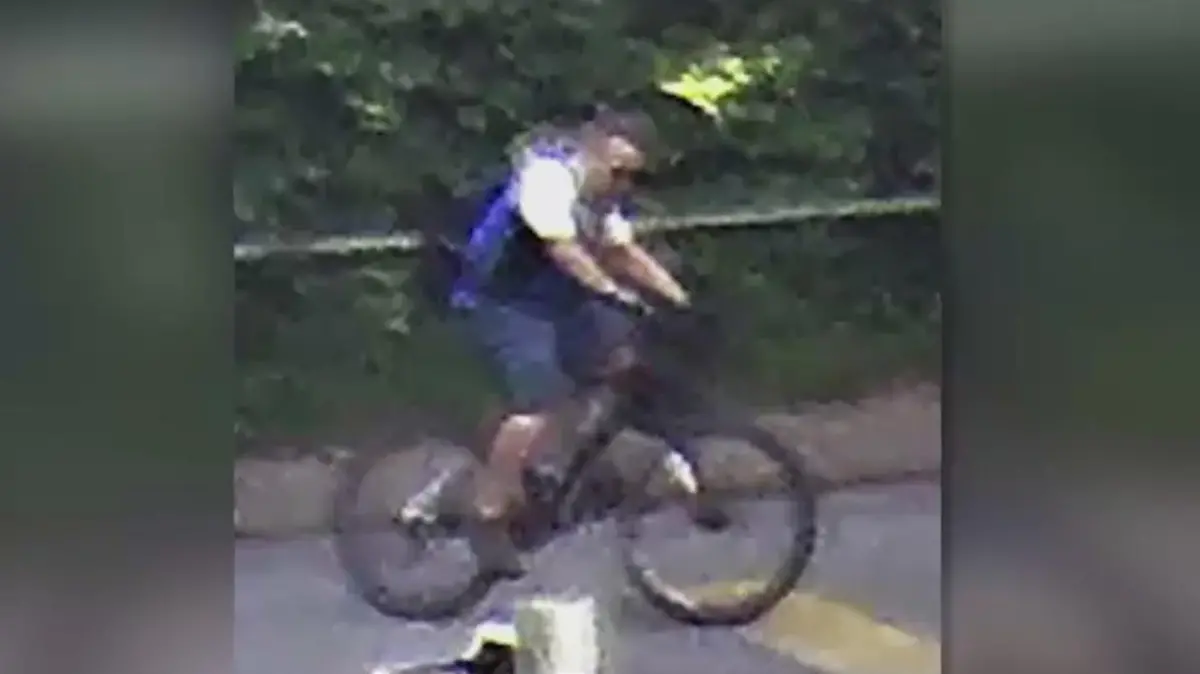 Mit diesem Foto sucht die Polizei nach dem geflüchteten Radfahrer.