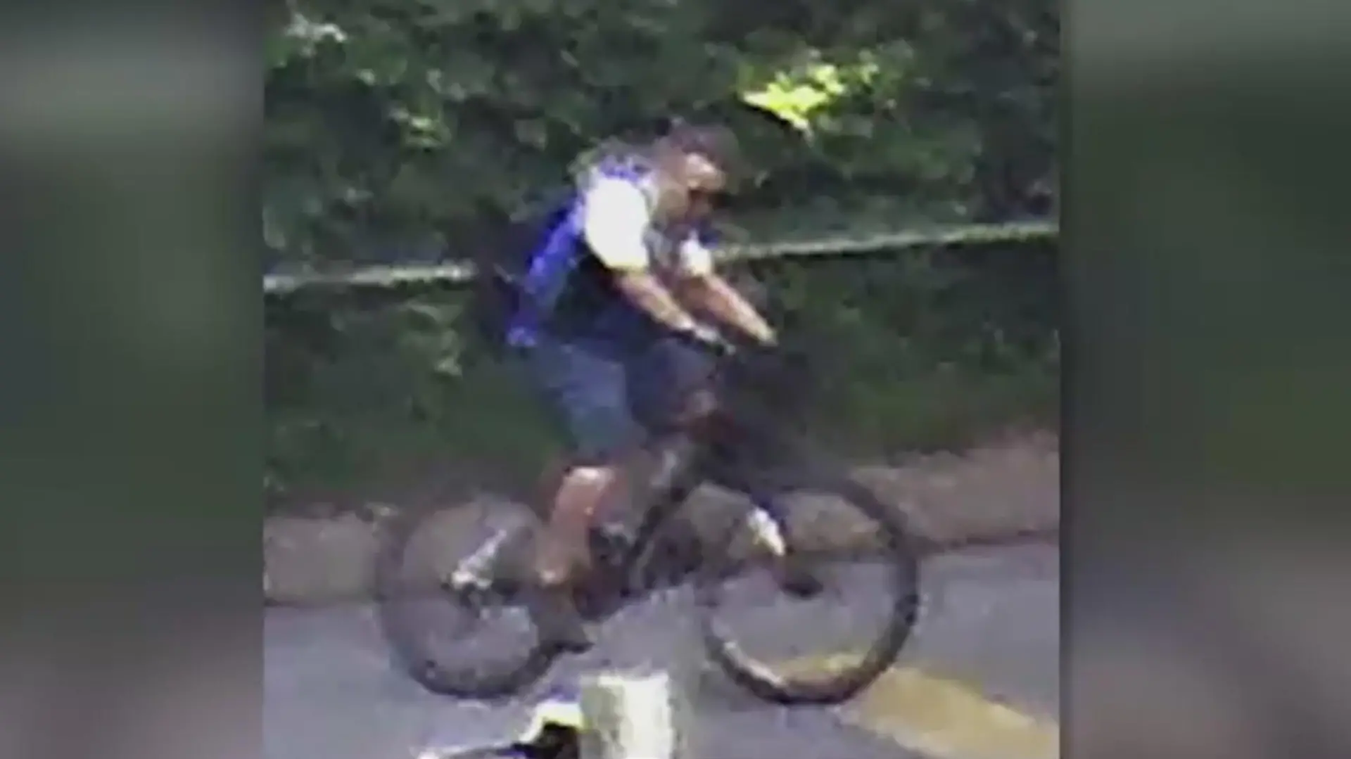 Mit diesem Foto sucht die Polizei nach dem geflüchteten Radfahrer.
