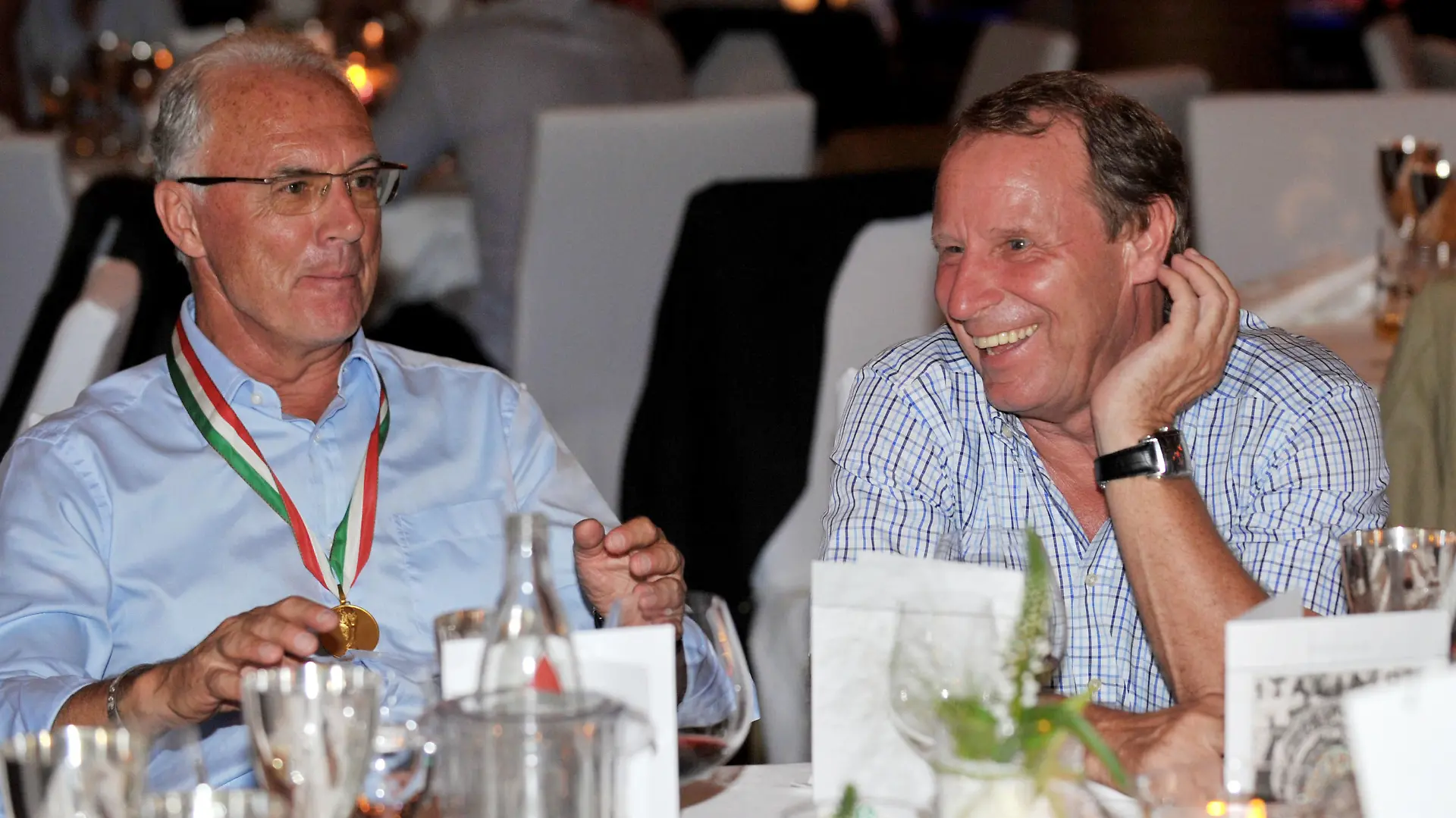 Franz BECKENBAUER (l) mit Berti VOGTS (r)
Fussball allgemein: 20 Jahre Weltmeister-Feier: Am heutigen Freitag trafen sich auf Einladung des Deutschen Fussball Bund (DFB)  die Fussball-Weltmeister von 1990 im Europark in Rust. Rust, 16.07.2010 POOLPHOTOS *** Local Caption *** ©GES/Oliver Hurst/
copyright by : GES-Sportfoto, Am Herrenacker 5 , 76706 Dettenheim , Germany. 
SparkasseKarlsruhe , BLZ 66050101 , Kto. 9862301 , Tel.+49-(0)7247-85483 , info@ges-sportfoto.de