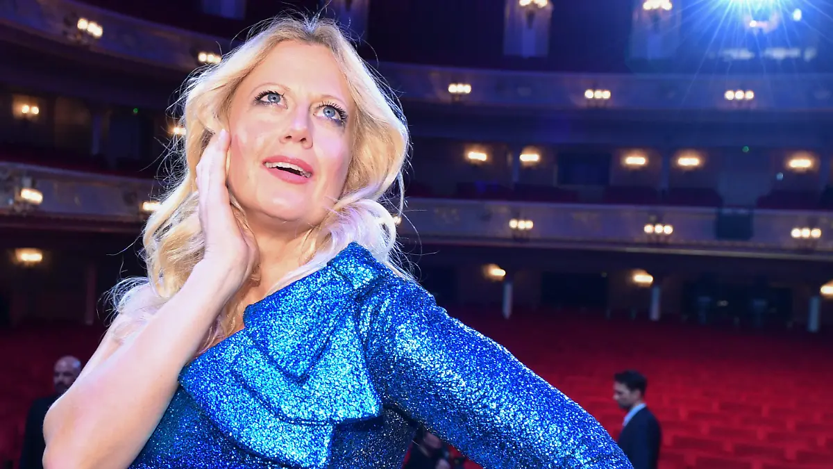 ARCHIV - 09.11.2017, Berlin: Barbara Schöneberger, Moderatorin, steht in der Komischen Oper bei der Verleihung des GQ Men of the Year Award 2017 auf der Bühne. (zu dpa "Schöneberger wehrt sich gegen Kritik an Geschminkte-Männer-Post") Foto: Jens Kalaene/zb/dpa +++ dpa-Bildfunk +++
