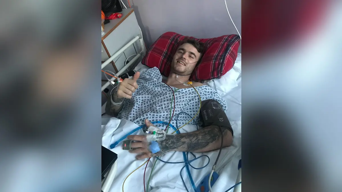Mike Newman liegt in einem Krankenhausbett mit seinen Verletzungen.