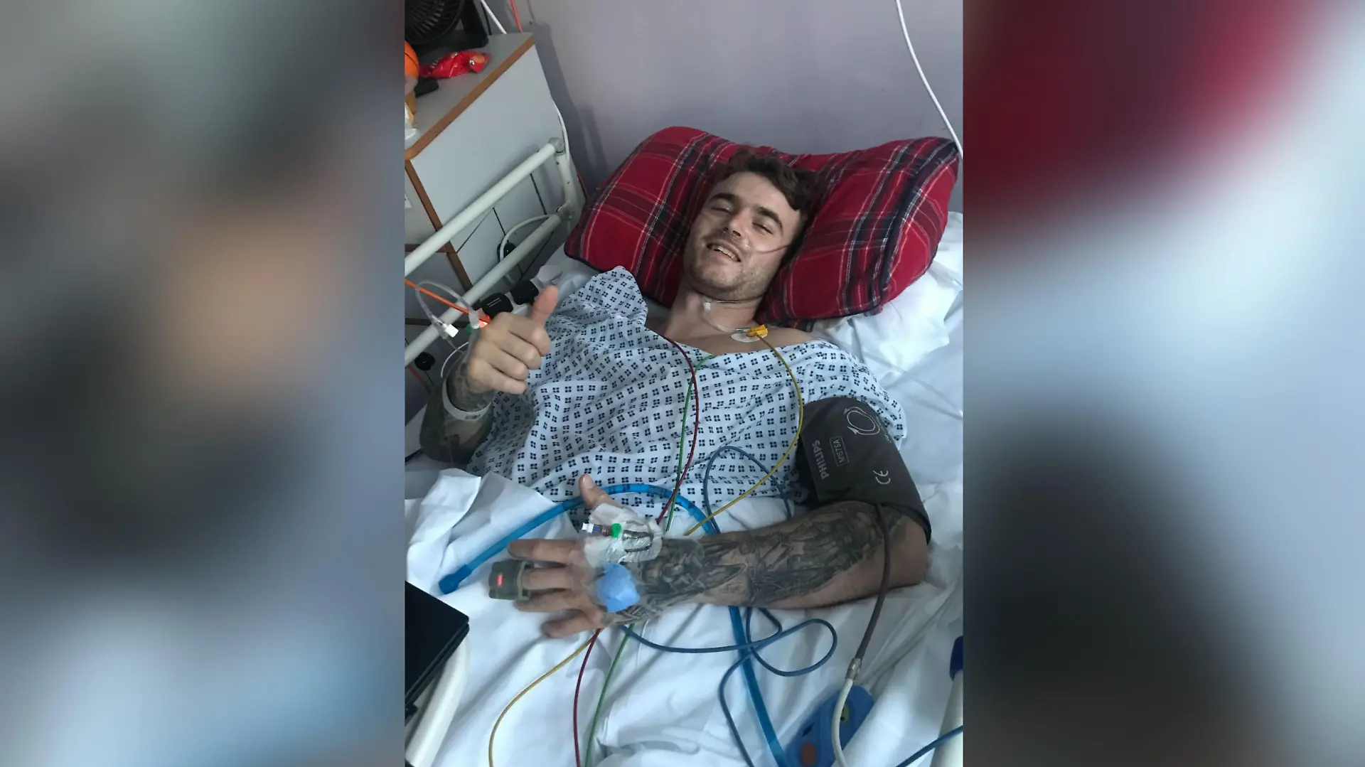 Mike Newman liegt in einem Krankenhausbett mit seinen Verletzungen.