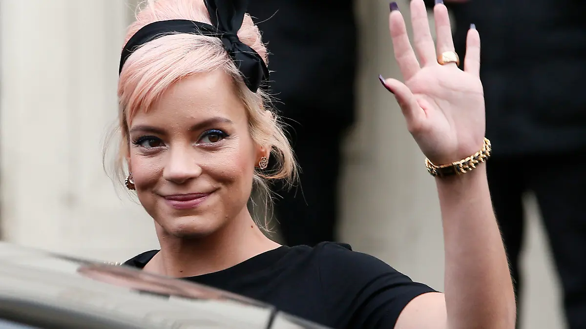 ARCHIV - 06.03.2018, Frankreich, Paris: Lily Allen, britische Sängerin, steigt bei der Pariser Fashion Week nach der Präsentation des Modelabels Chanel in ein Auto. (zu dpa "Geständnis: Lily Allen hat für Sex mit Frauen bezahlt" vom 02.09.2018) Foto: Kamil Zihnioglu/AP/dpa +++ dpa-Bildfunk +++