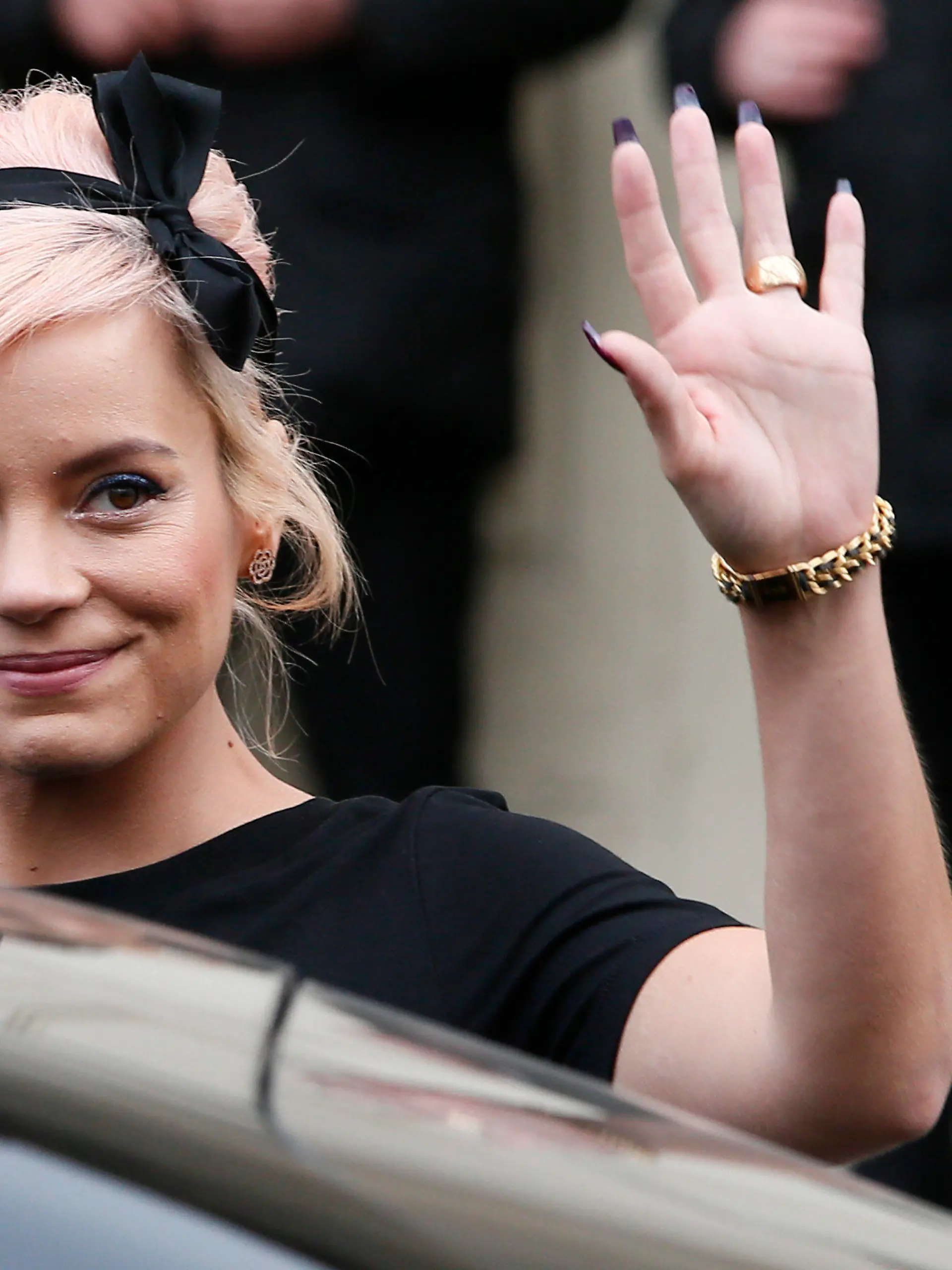 ARCHIV - 06.03.2018, Frankreich, Paris: Lily Allen, britische Sängerin, steigt bei der Pariser Fashion Week nach der Präsentation des Modelabels Chanel in ein Auto.     (zu dpa "Geständnis: Lily Allen hat für Sex mit Frauen bezahlt" vom 02.09.2018) Foto: Kamil Zihnioglu/AP/dpa +++ dpa-Bildfunk +++