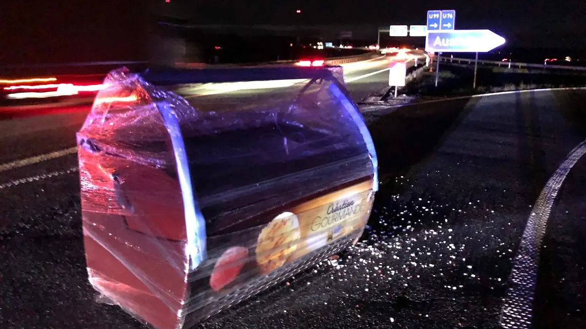 Die Vitrine steht in der Ausfahrt der A38. Sie ist vermutlich beim Verlassen der Autobahn von einem noch unbekannten Fahrzeug gefallen.