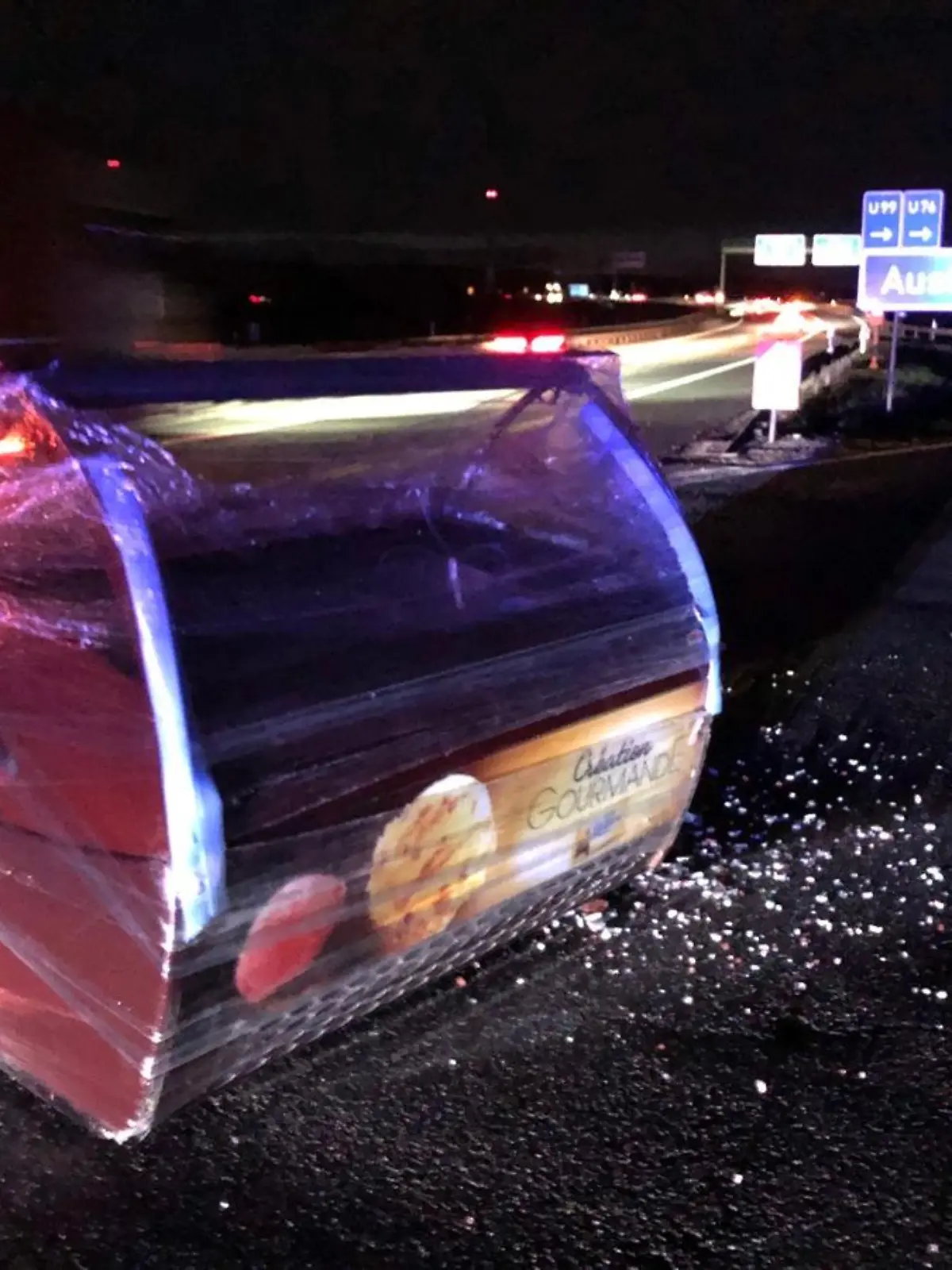 Die Vitrine steht in der Ausfahrt der A38. Sie ist vermutlich beim Verlassen der Autobahn von einem noch unbekannten Fahrzeug gefallen.