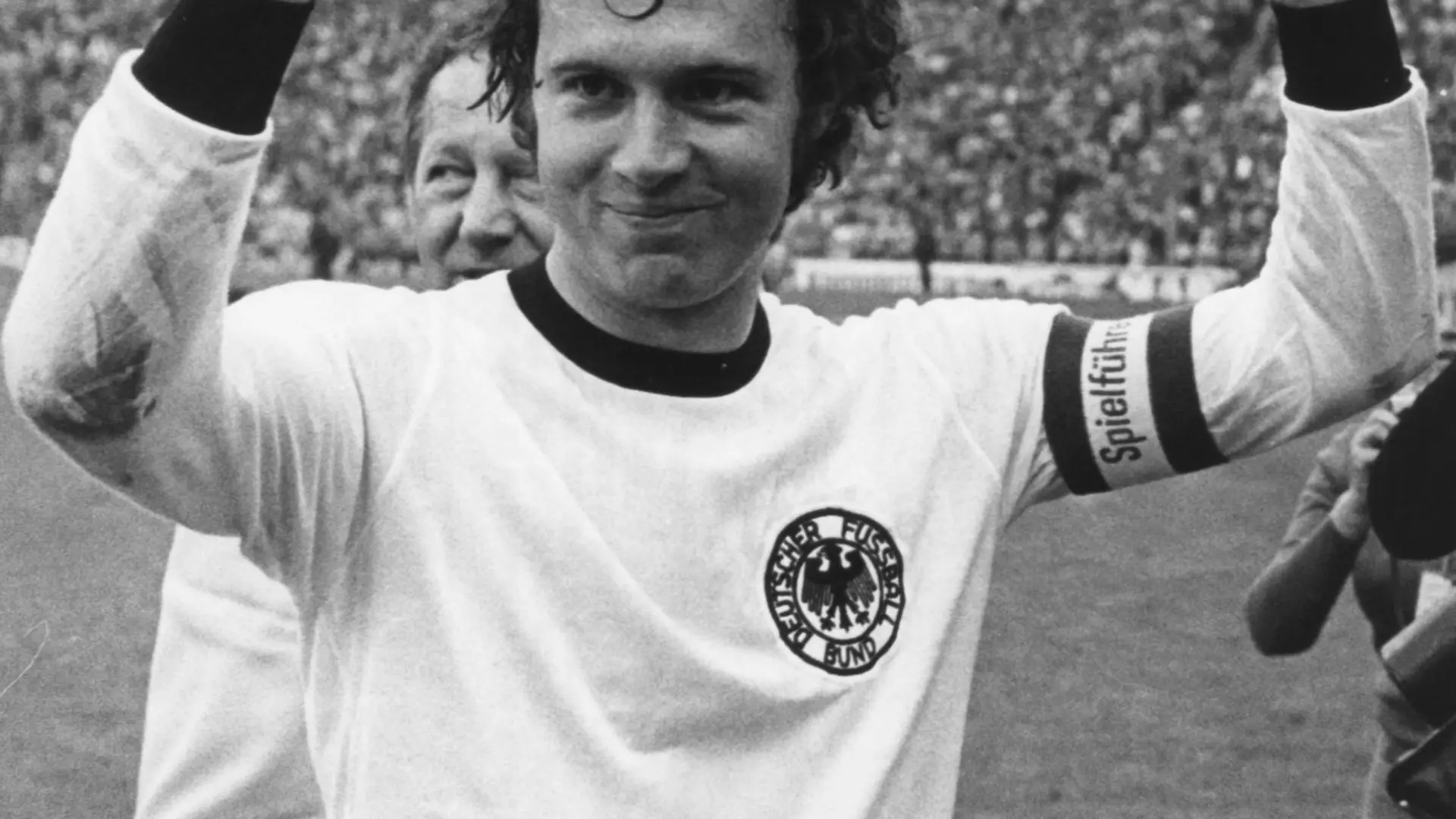 ARCHIV - Abwehrspieler und Kapitän Franz Beckenbauer bejubelt den erkämpften Weltmeistertitel am 7.7.1974 vor 80.000 Zuschauern im Münchner Olympiastadion. Im Endspiel der Fußball-Weltmeisterschaft werden die Niederlande mit 2:1 bezwungen. Foto: Roland Witschel/dpa (nur s/w - zu dpa "Fußball-Legende Beckenbauer: Die «Lichtgestalt» wird 70 Jahre alt" am 08.09.2015) +++(c) dpa - Bildfunk+++