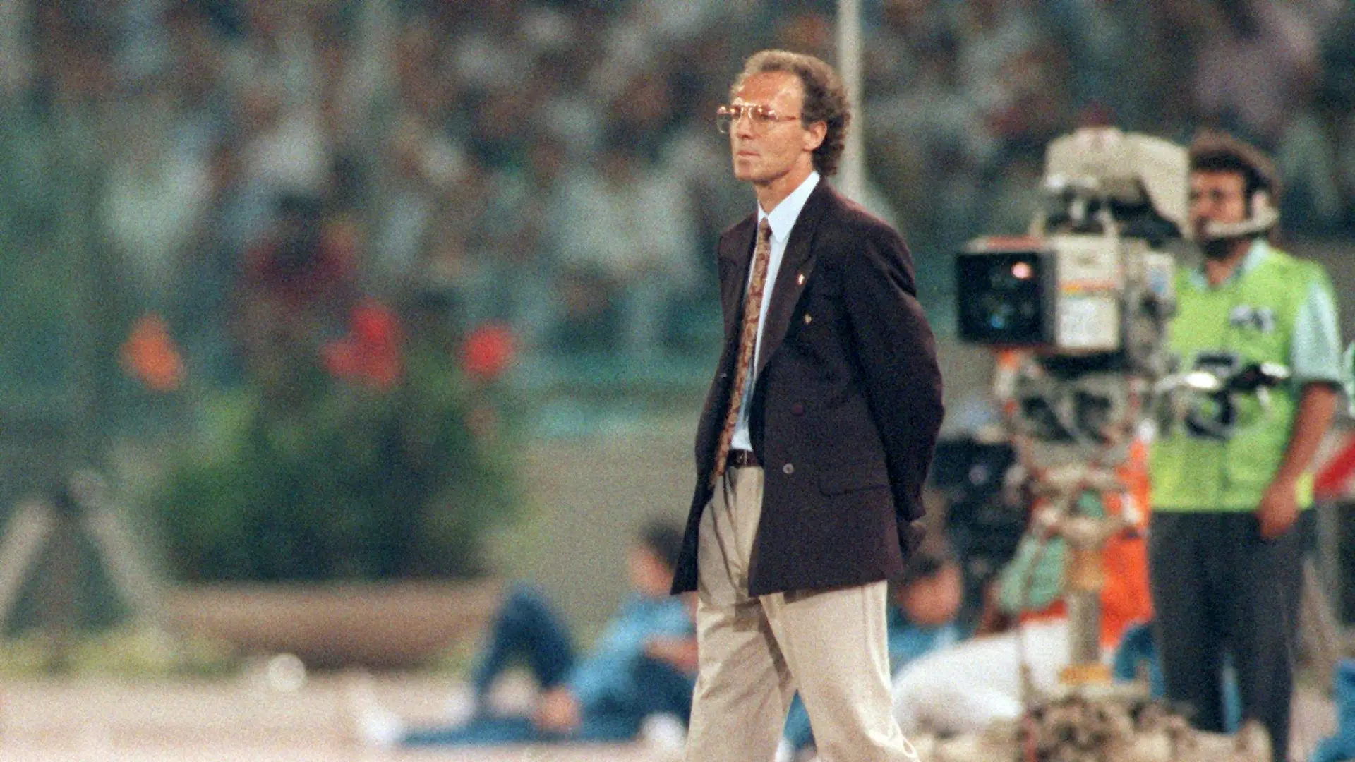 ARCHIV - 08.07.1990, Italien, Rom: Franz Beckenbauer steht beim WM-Finale Deutschland gegen Titelverteidiger Argentinien an der Seitenlinie. Die DFB-Elf gewann 1:0. Damit wurde Beckenbauer, der zum letzten Mal von der Trainerbank Regie führte, auch als Trainer Weltmeister, was er 1974 als Spieler geschafft hat.  Am Freitag, 11. September 2020 feiert der vielleicht größte deutsche Fußballer seinen Ehrentag im Familienkreis. (zu dpa «Nachdenklicher» Beckenbauer wird 75 - «Wann ist es so weit?») Foto: picture alliance / dpa +++ dpa-Bildfunk +++
