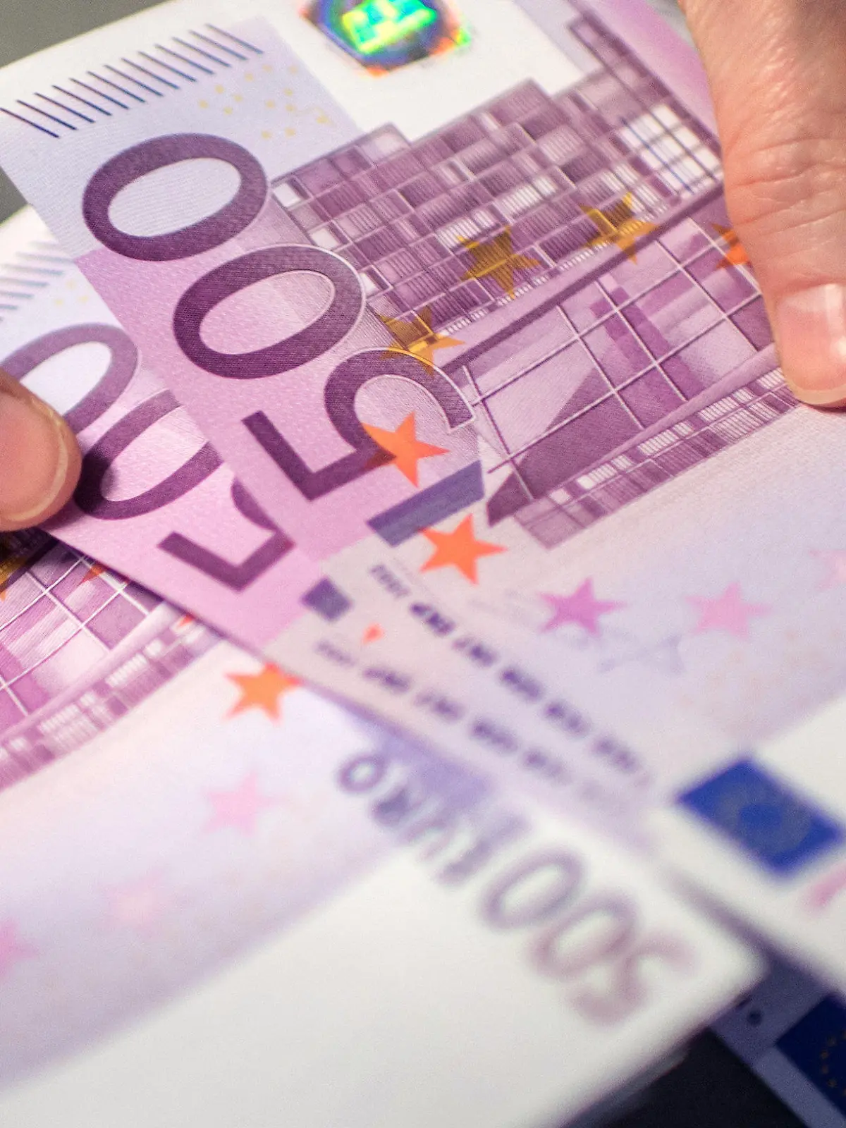 ARCHIV - 03.02.2016, Bayern, München: ILLUSTRATION - Eine Mitarbeiterin einer Bank zählt 500-Euro-Scheine ab. Die letzten 500-Euro-Scheine werden am 25.04.2019 ausgegeben. Nur noch bis einschließlich kommenden Freitag (26. April) sind die lilafarbenen Banknoten bei der Bundesbank und der Österreichischen Nationalbank zu haben. Foto: Matthias Balk/dpa +++ dpa-Bildfunk +++